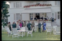 Fotografie: Informelles Treffen mit sowjetischen Offizieren in der Residenz von Brigadier General Sidney Shachnow in Berlin-Dahlem