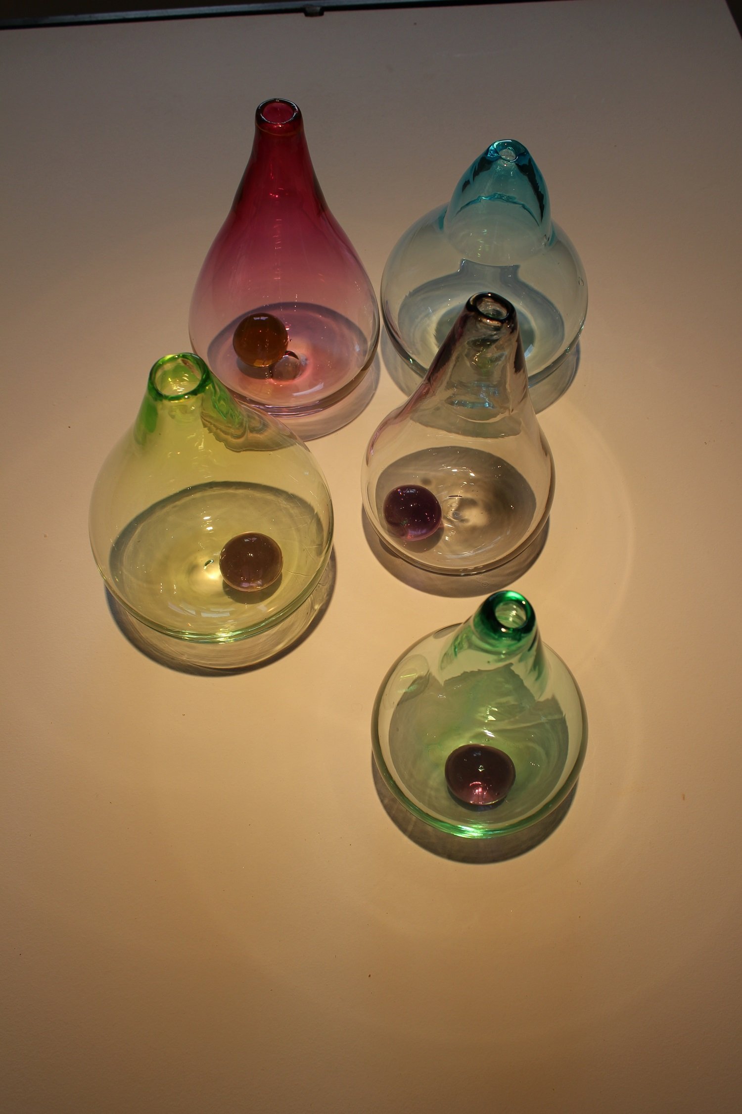 Glaskunstwerk "Flaschophon" - Barbara Ebner von Eschenbach - 2021; Glas, hüttentechnisch gefertigt; kugeln, vor der Lampe geformt