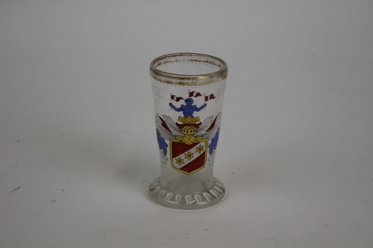 Becher mit Emailmalerei (Museum Baruther Glashütte CC BY-NC-SA)