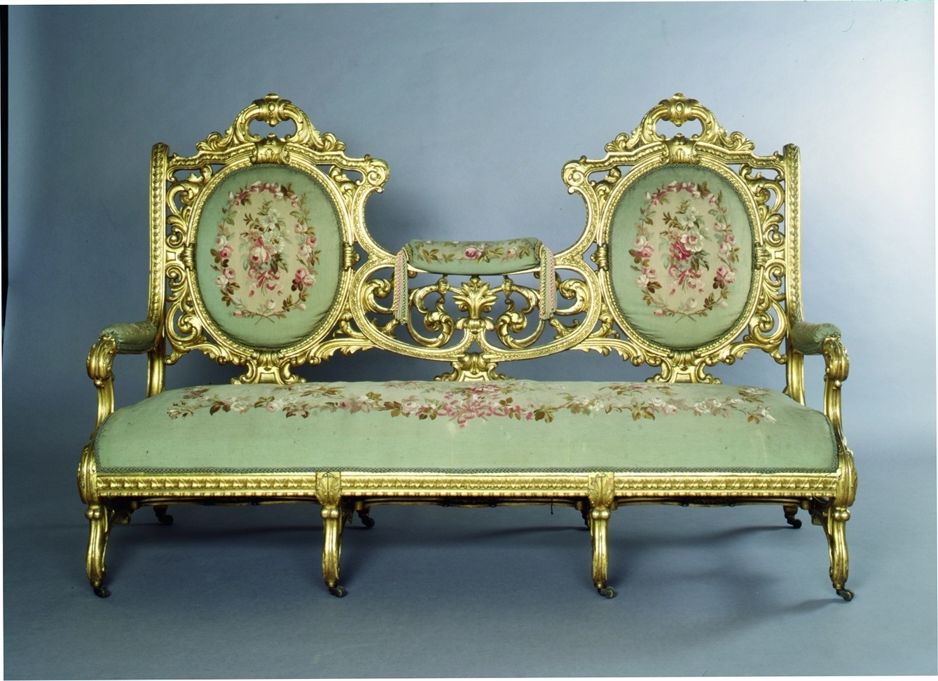 Kanapee aus der Sitzmöbelgarnitur aus der Hohenzollern-Wohnung (?) im Berliner Schloss :: Stiftung Preußische Schlösser und Gärten Berlin-Brandenburg :: museum-digital:brandenburg