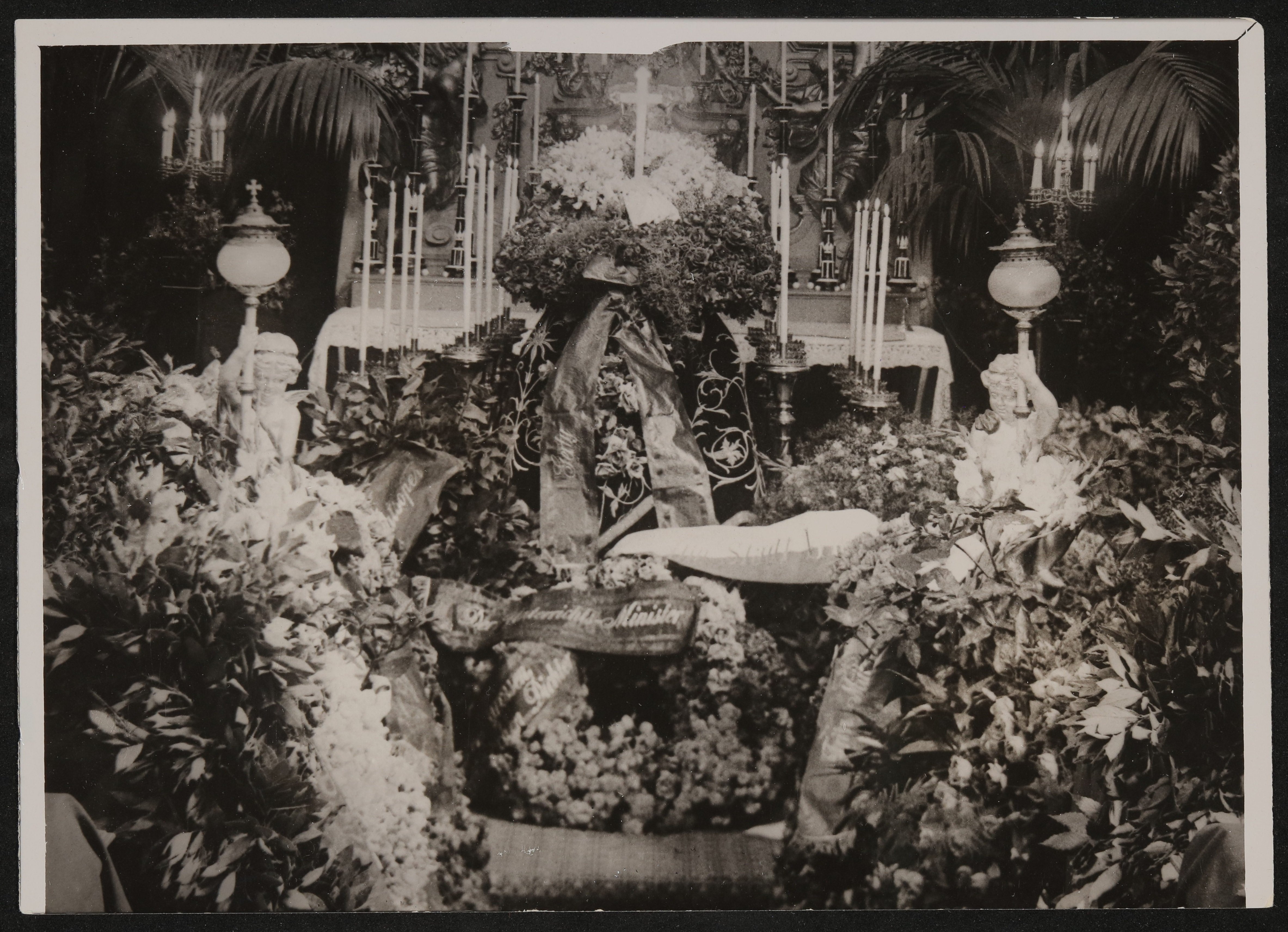 Altar mit Blumengestecken in der Kirche bei Hofmannsthals Beerdigung :: Freies Deutsches Hochstift / Frankfurter Goethe-Museum :: museum-digital:hessen