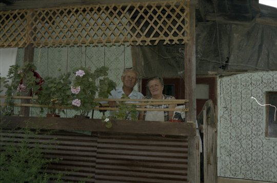 Idős házaspár házuk tornácán (MTA BTK Néprajztudományi Intézet CC BY-NC-SA)
