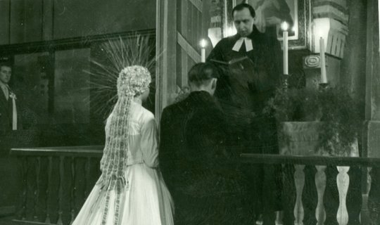 A tizenhat éves Brüchlich Zsuzsanna esküvője (MTA BTK Néprajztudományi Intézet CC BY-NC-SA)