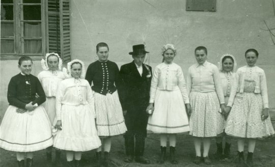 A tizenhat éves Brüchlich Zsuzsanna esküvője (MTA BTK Néprajztudományi Intézet CC BY-NC-SA)