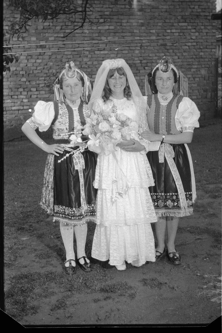 Lakodalom. A menyasszony városi ruhában, a két asszony lakodalmi népviseletben (MTA BTK NTI CC BY-NC-SA)