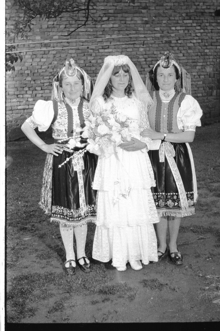 Lakodalom. A menyasszony városi ruhában, a két asszony lakodalmi népviseletben (MTA BTK NTI CC BY-NC-SA)