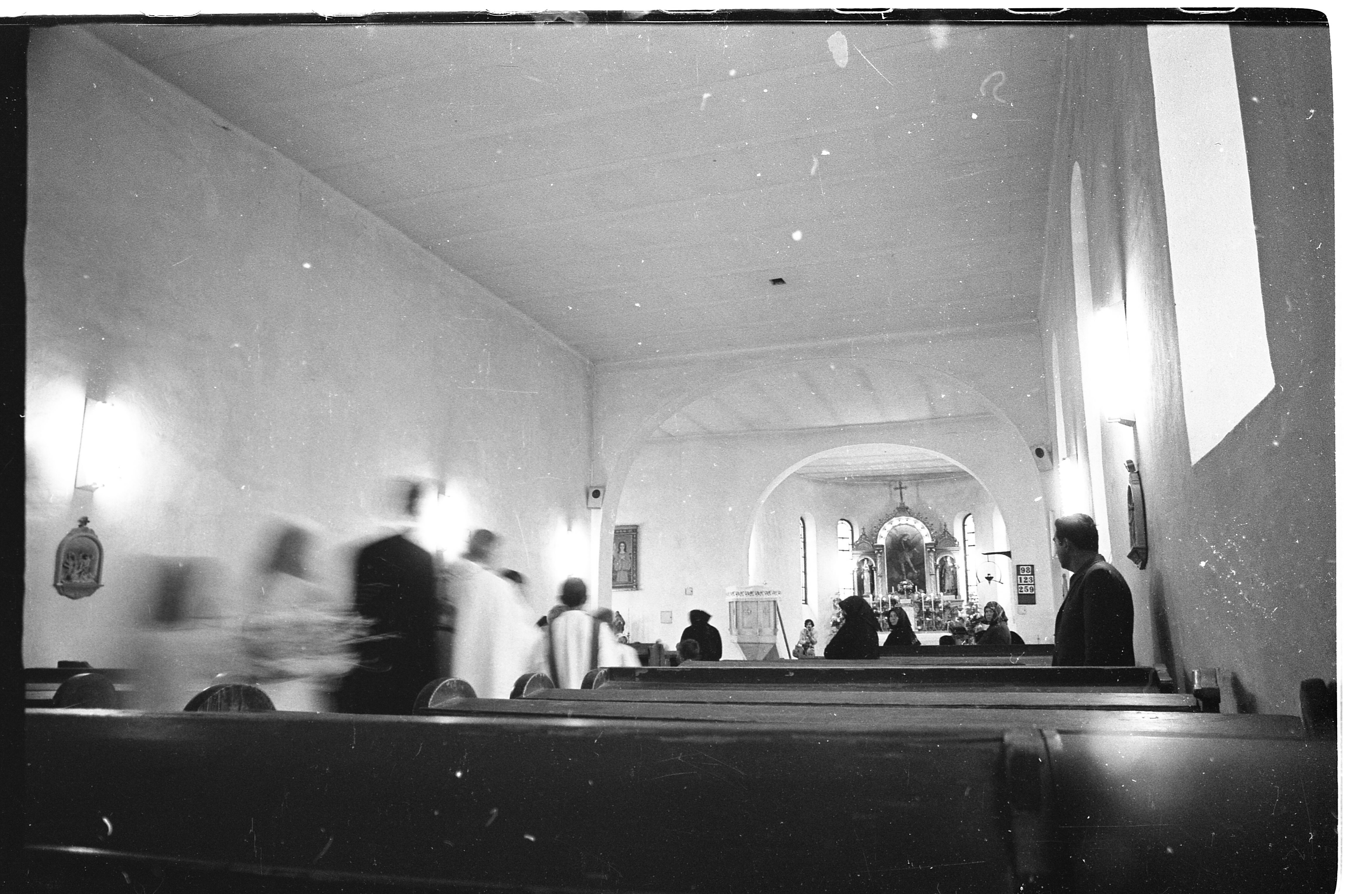 A lakodalmi menet bevonulása a templomba (MTA BTK NTI CC BY-NC-SA)
