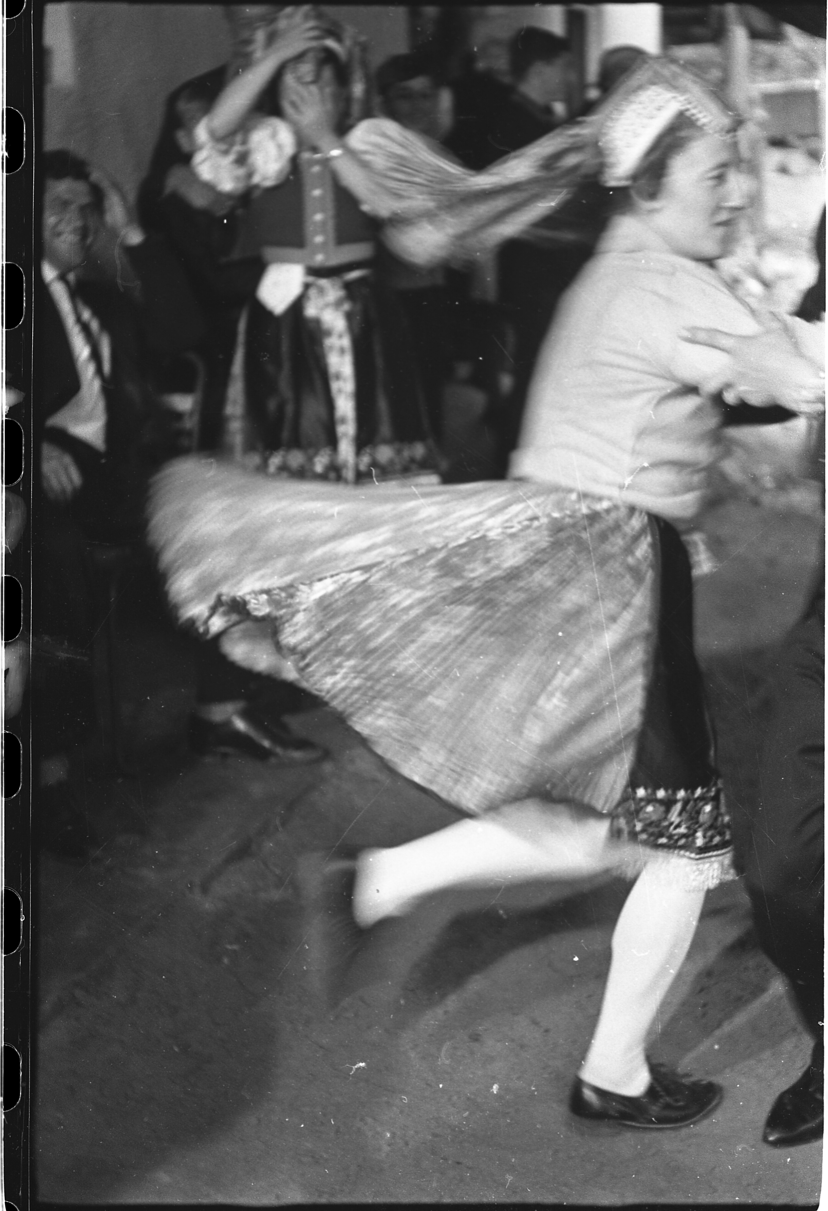 Táncoló fiatal asszony a lakodalmi esti mulatságon (MTA BTK NTI CC BY-NC-SA)