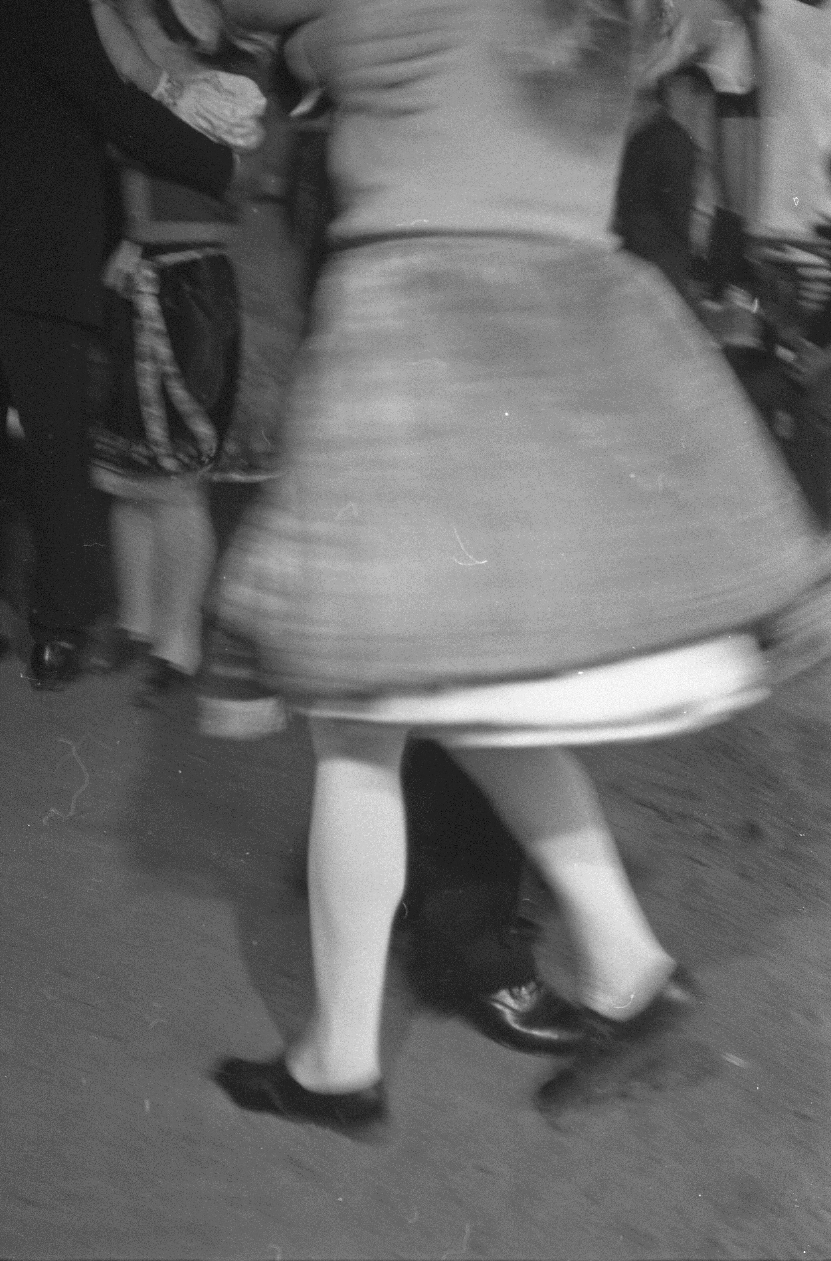 Táncoló fiatal asszony az esti mulatságon (MTA BTK NTI CC BY-NC-SA)