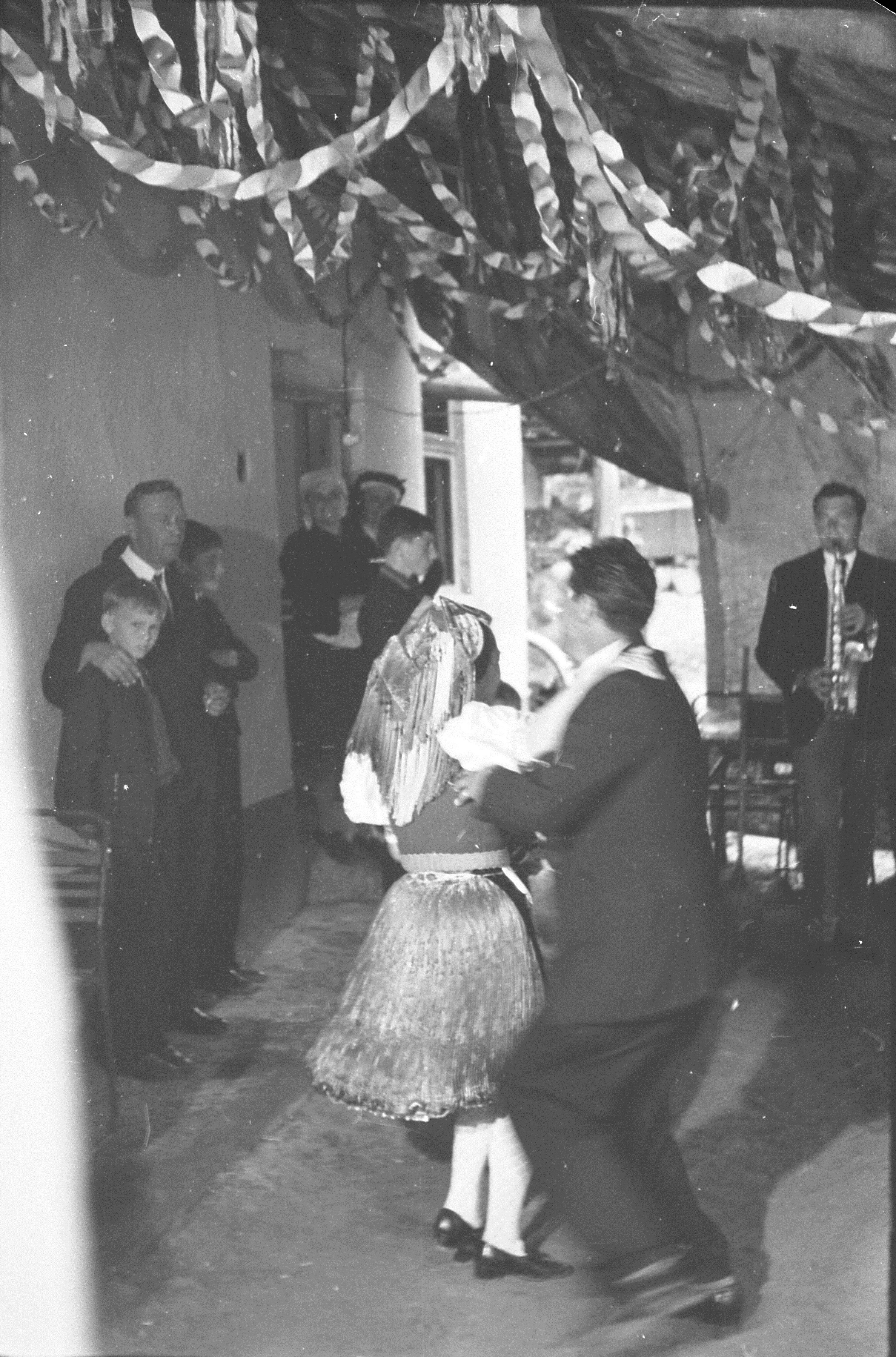 Táncoló pár az esti mulatságon (MTA BTK NTI CC BY-NC-SA)