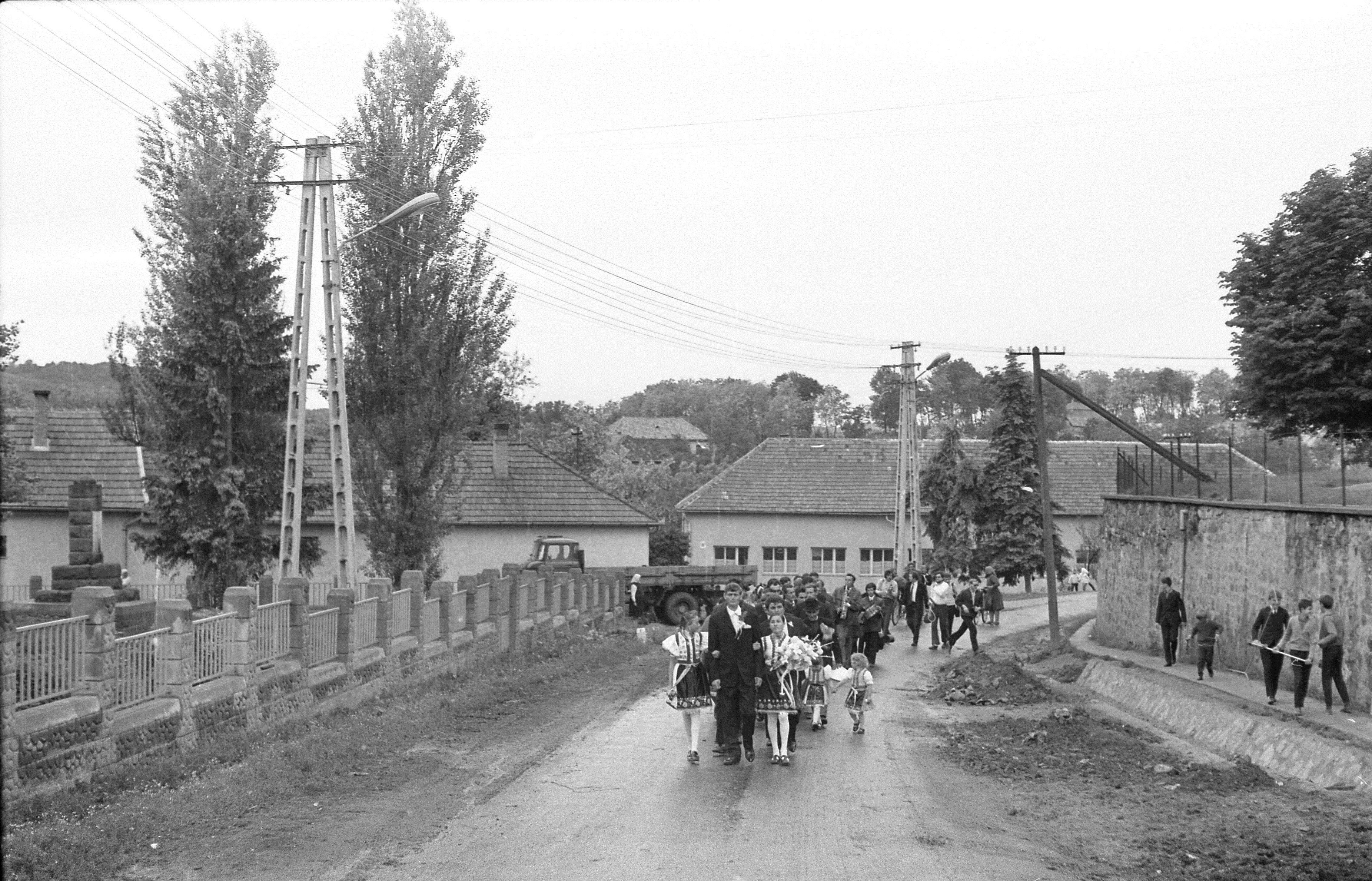 Lakodalmi menet a falu főutcáján (MTA BTK NTI CC BY-NC-SA)