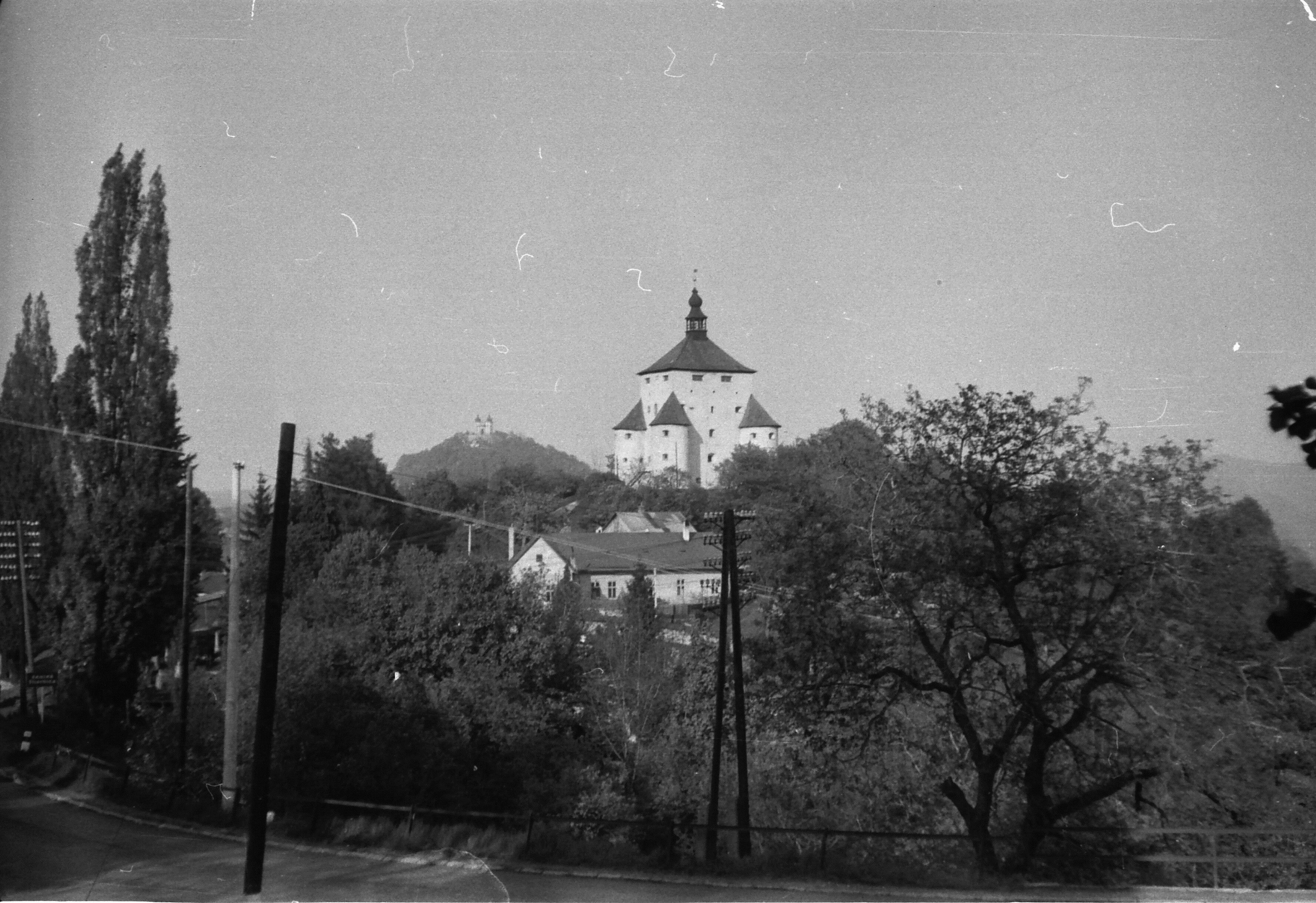 16. századi „új vár”, háttérben a Kálvária-hegy (MTA BTK Néprajztudományi Intézet CC BY-NC-SA)