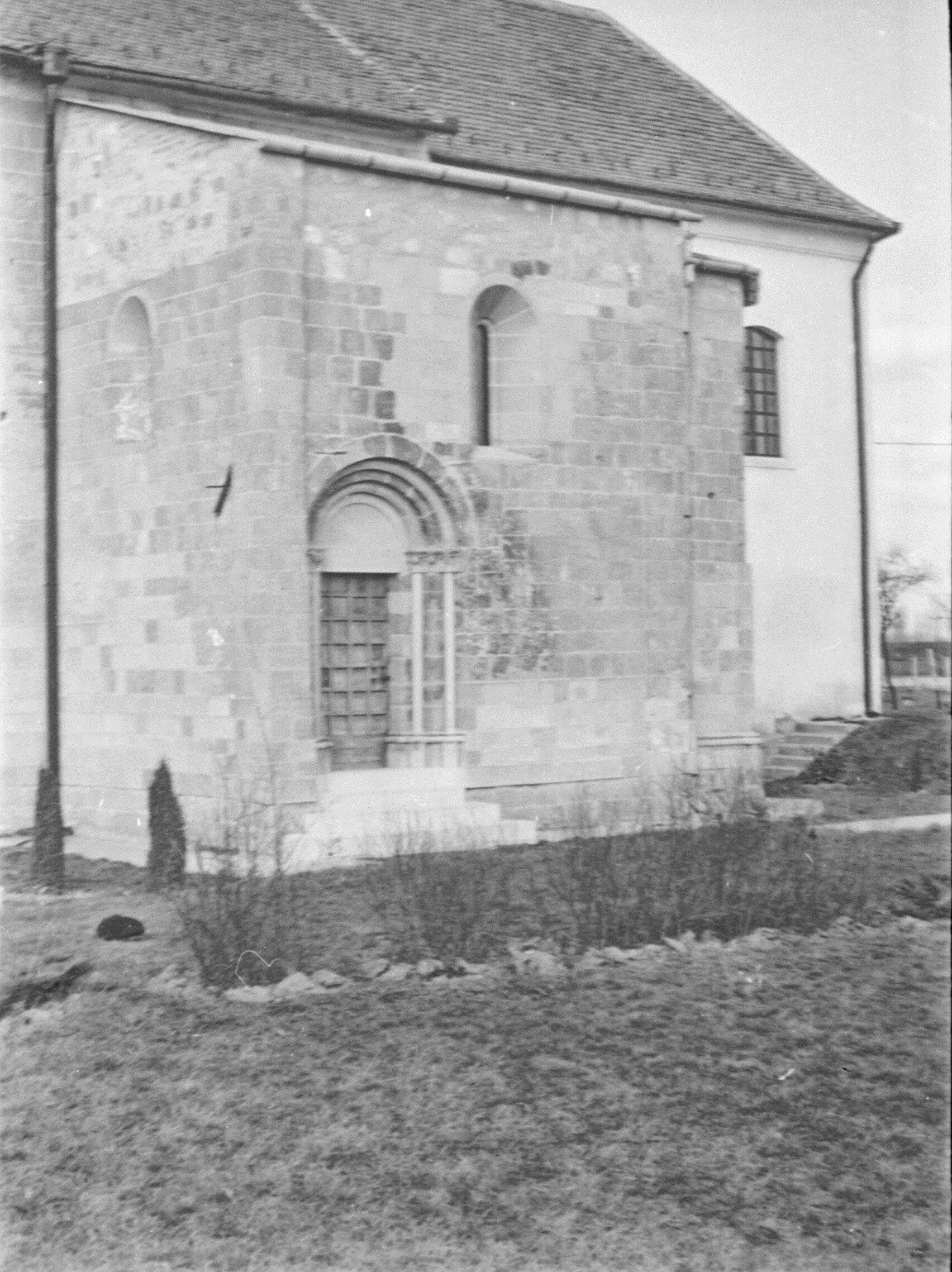 A premonztrei alapítású templom helyreállított románkori kapuja (MTA BTK Néprajztudományi Intézet CC BY-NC-SA)
