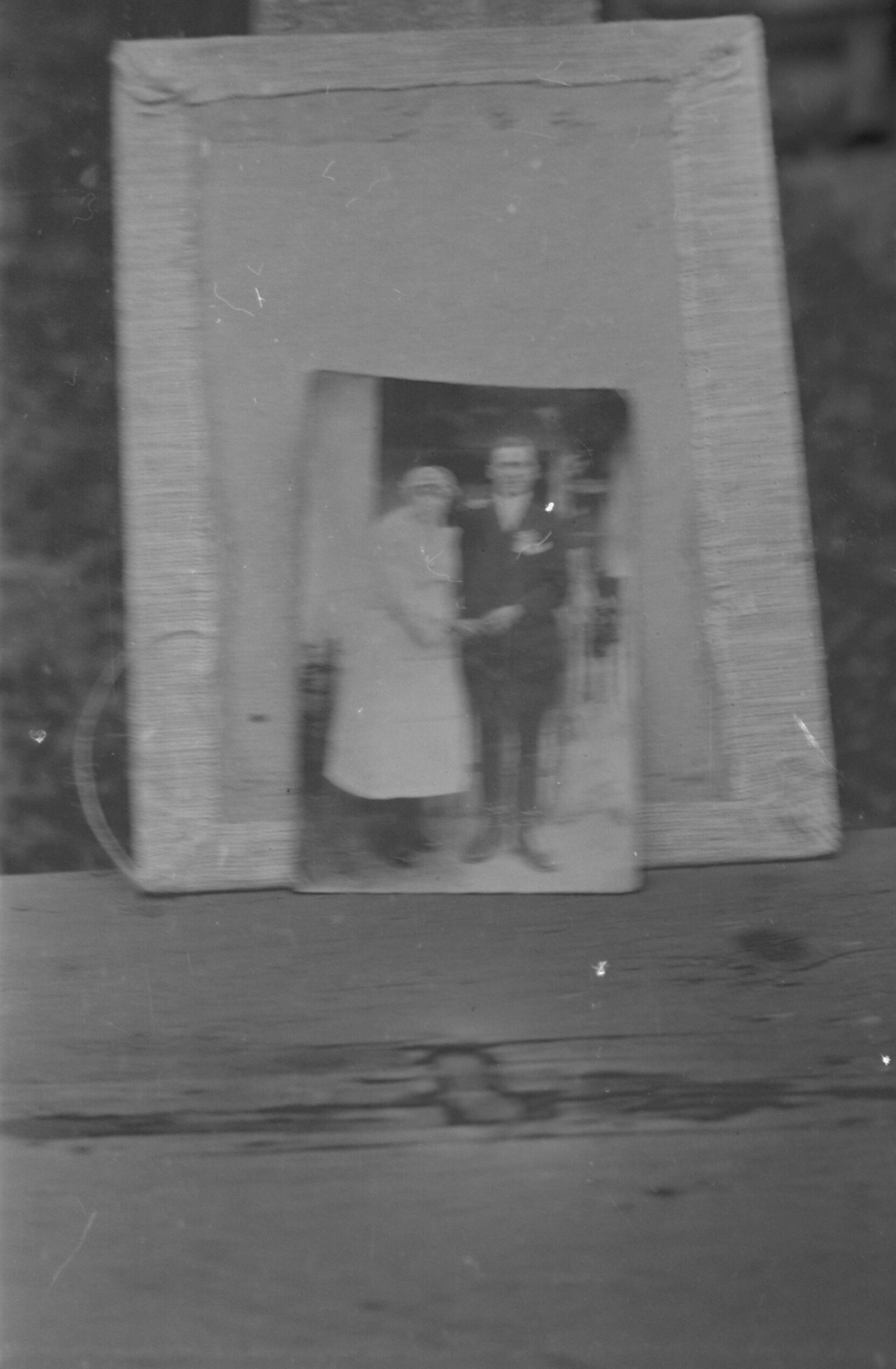 Helybeli fiatal pár esküvői fényképe, 20. sz. első fele. Családi tulajdonban. V. ö. F 4537 (MTA BTK Néprajztudományi Intézet CC BY-NC-SA)