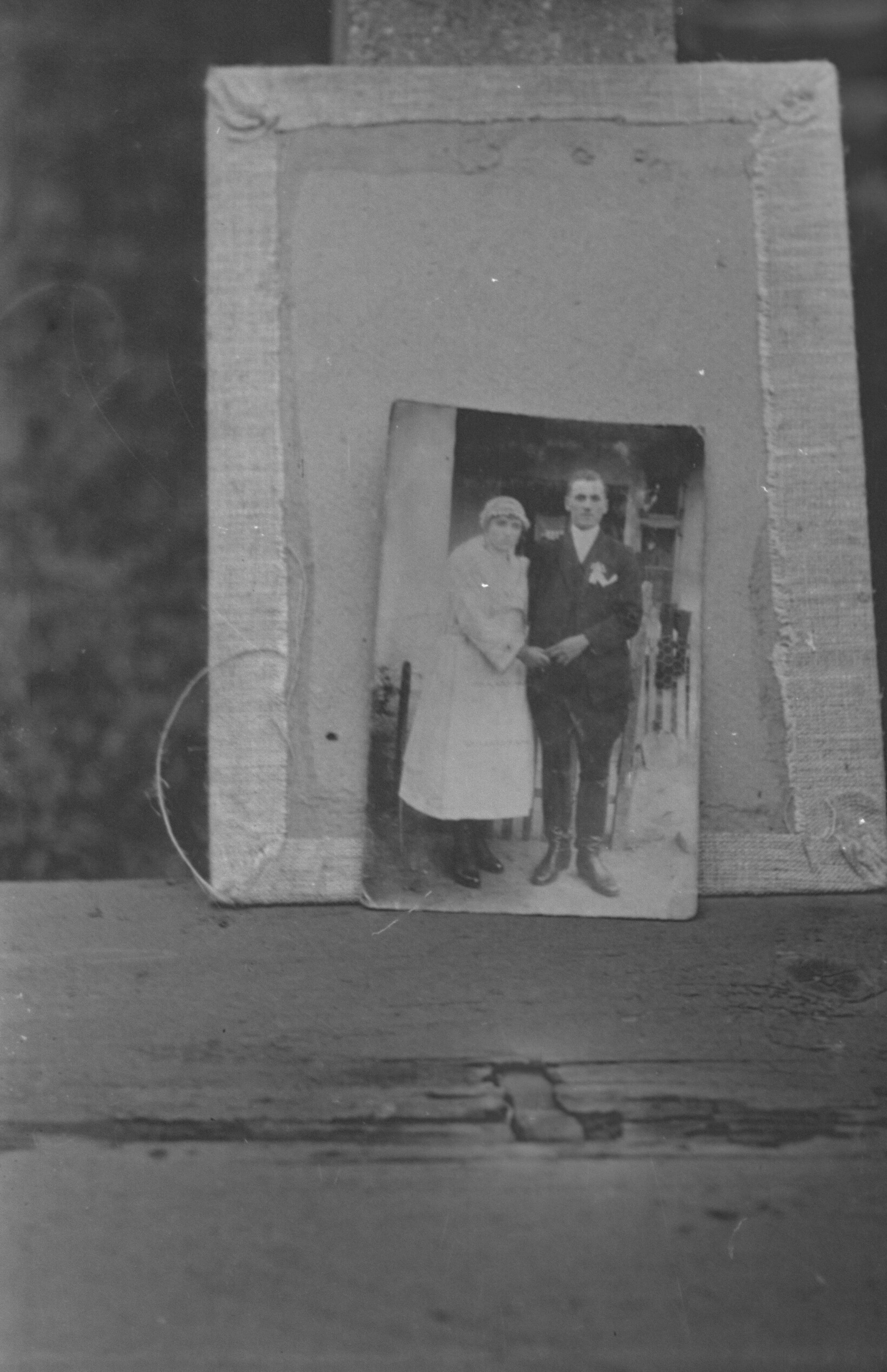 Helybeli fiatal pár esküvői fényképe, 20. sz. első fele. Családi tulajdonban. V. ö. F 4537 (MTA BTK Néprajztudományi Intézet CC BY-NC-SA)