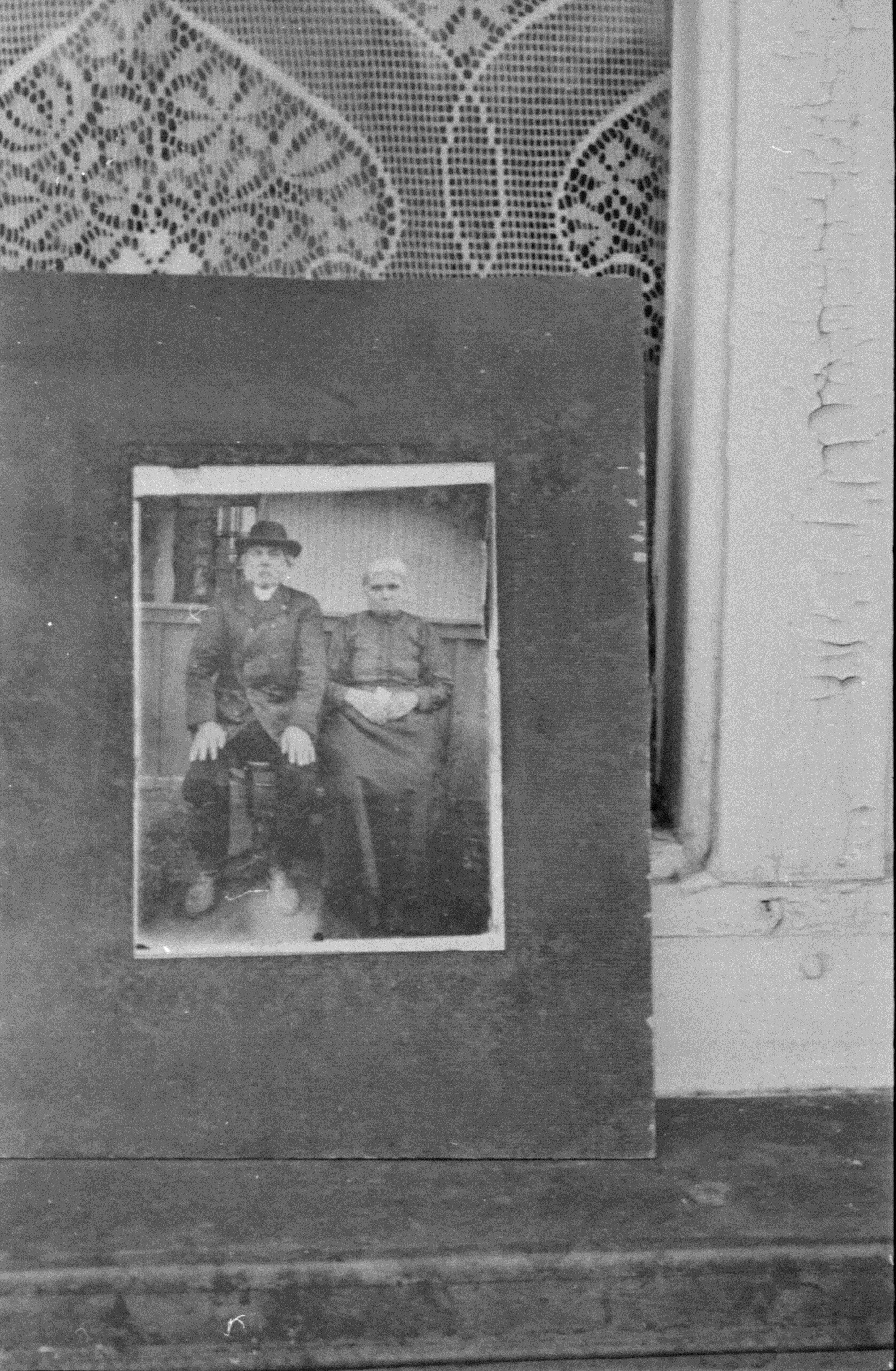 Idős Jász pár fényképe az I. világháború előtt. Családi tulajdonban (MTA BTK Néprajztudományi Intézet CC BY-NC-SA)