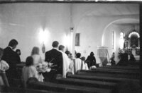 Az esküvői menet bevonul a katolikus templomba