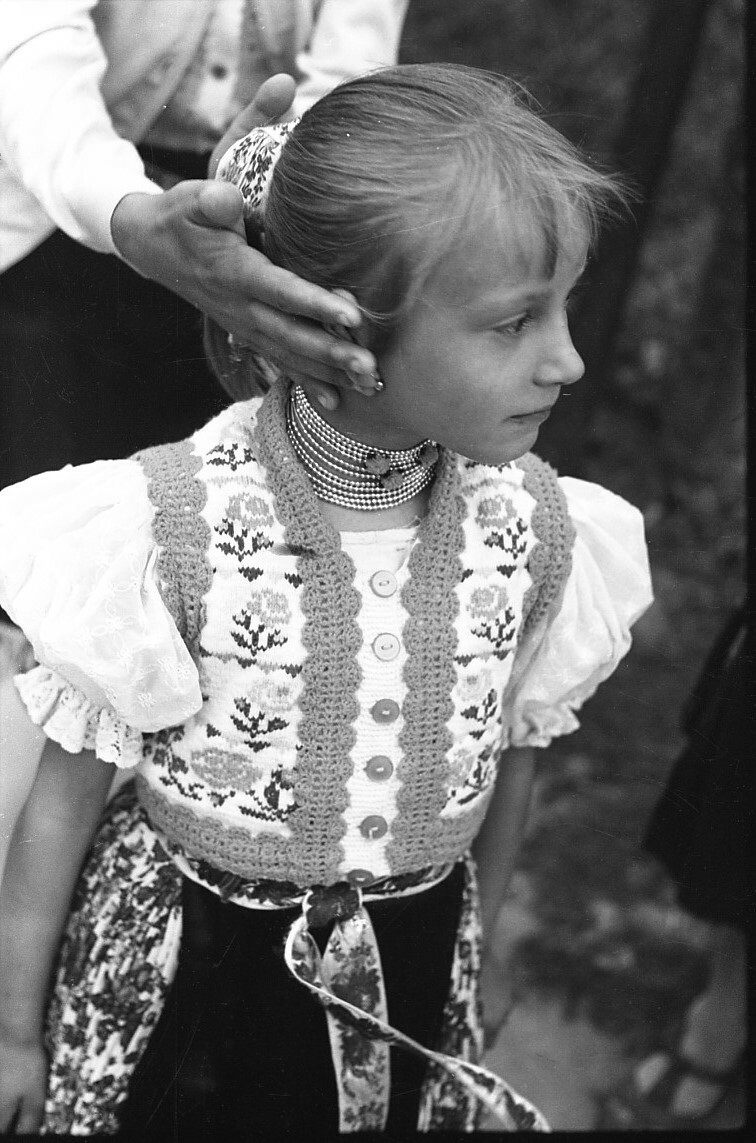Kislány ünnepi viseletben (MTA BTK NTI CC BY-NC-SA)