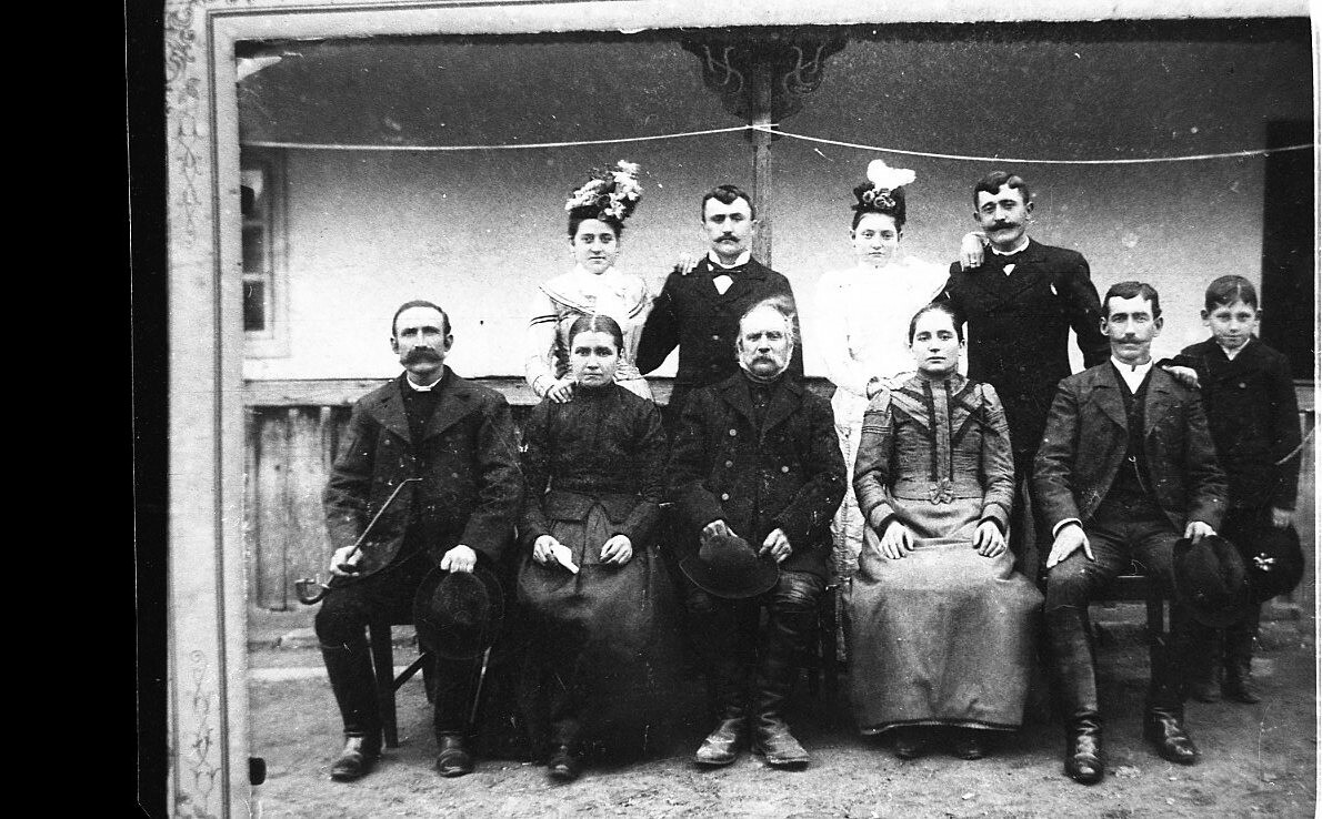 Családi kép 1890-1910 között. A fétfiak 20-30 holdas gazdák, a nők fején „dekni”, (MTA BTK Néprajztudományi Intézet CC BY-NC-SA)