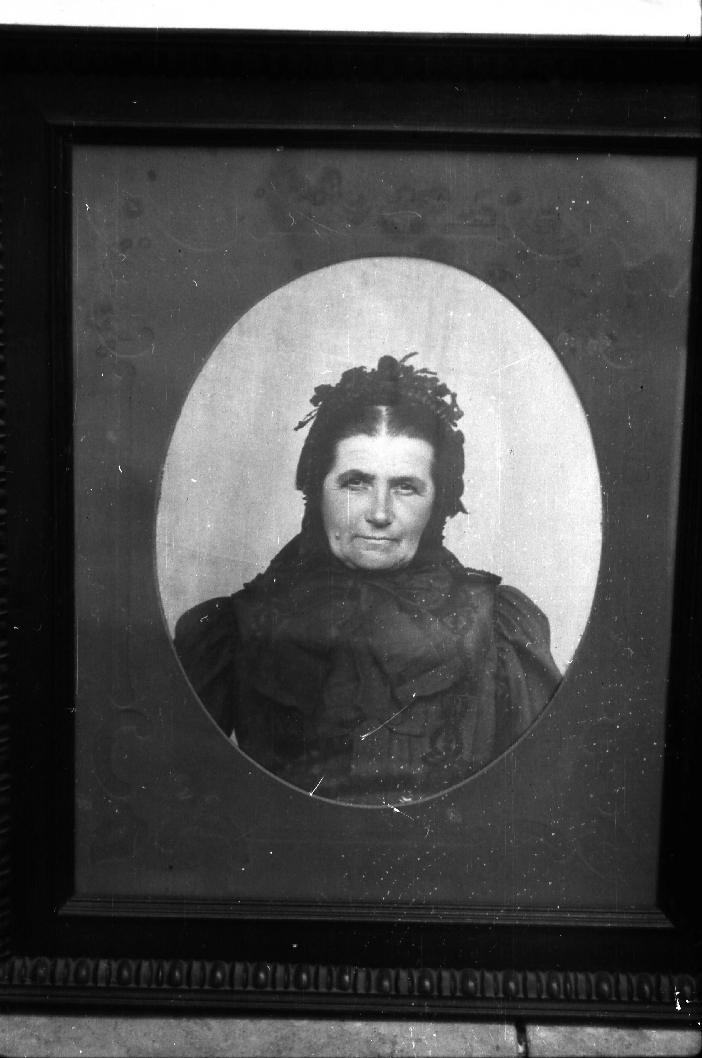 Református asszony főkötőben, 1880-as években készült fénykép, Mészáros Sándorné. (MTA BTK Néprajztudományi Intézet CC BY-NC-SA)