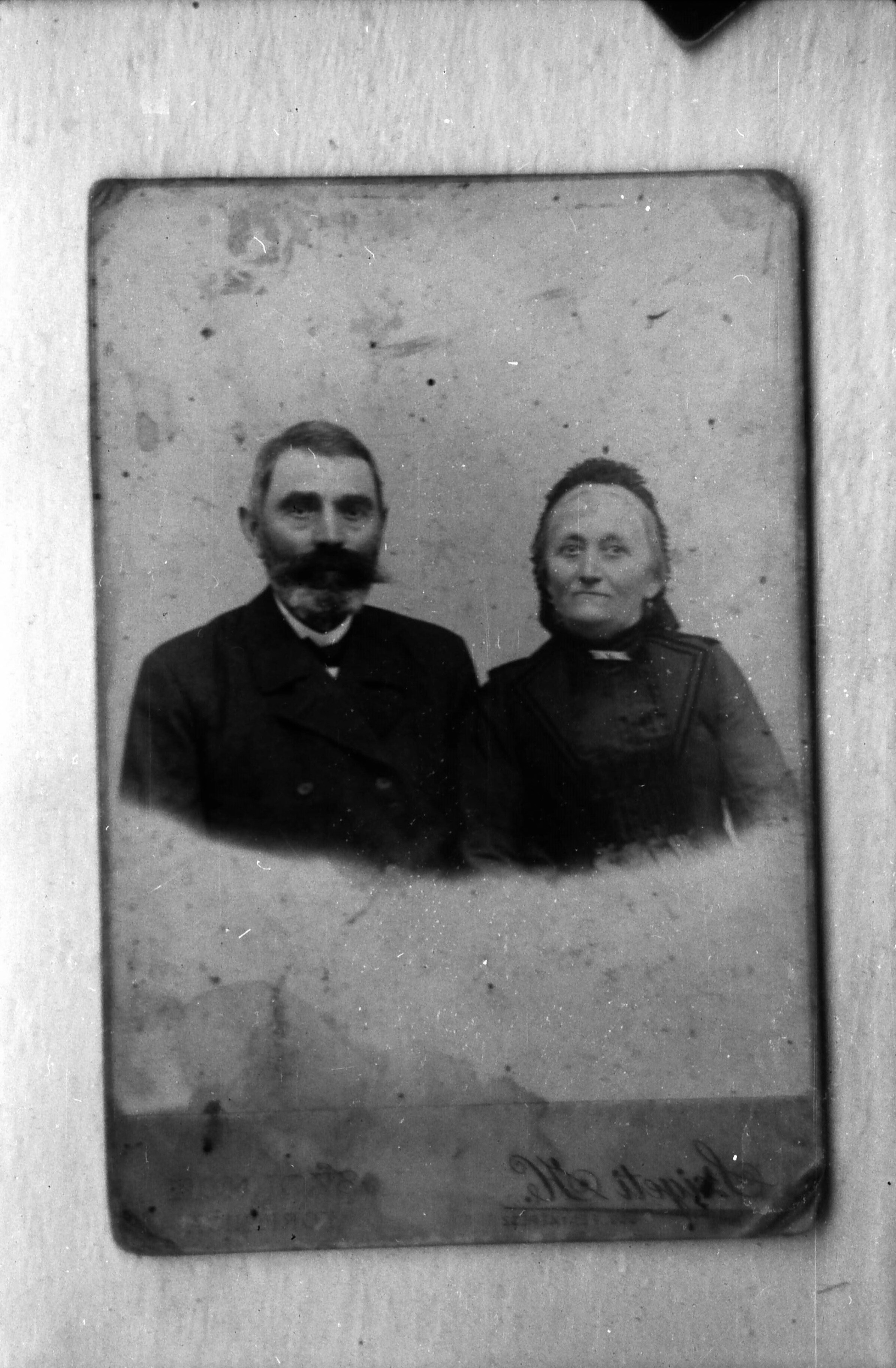 Idős házaspár fényképe 1880 körül. Gyászolnak, az asszony fekete főkötőben, (MTA BTK Néprajztudományi Intézet CC BY-NC-SA)