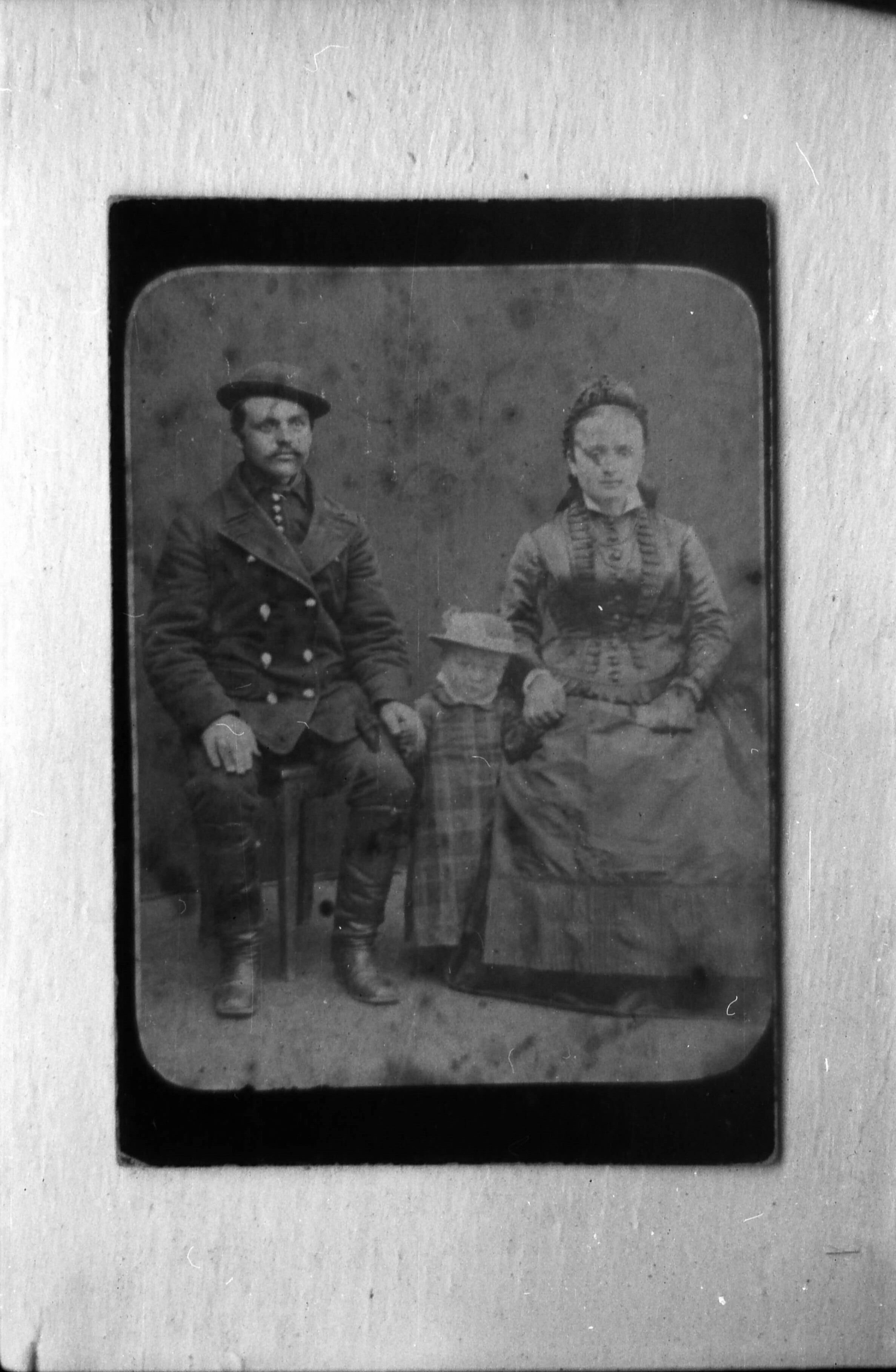 Fiatal házaspár fényképe, 1883. Az asszony főkötője fekete, (MTA BTK Néprajztudományi Intézet CC BY-NC-SA)