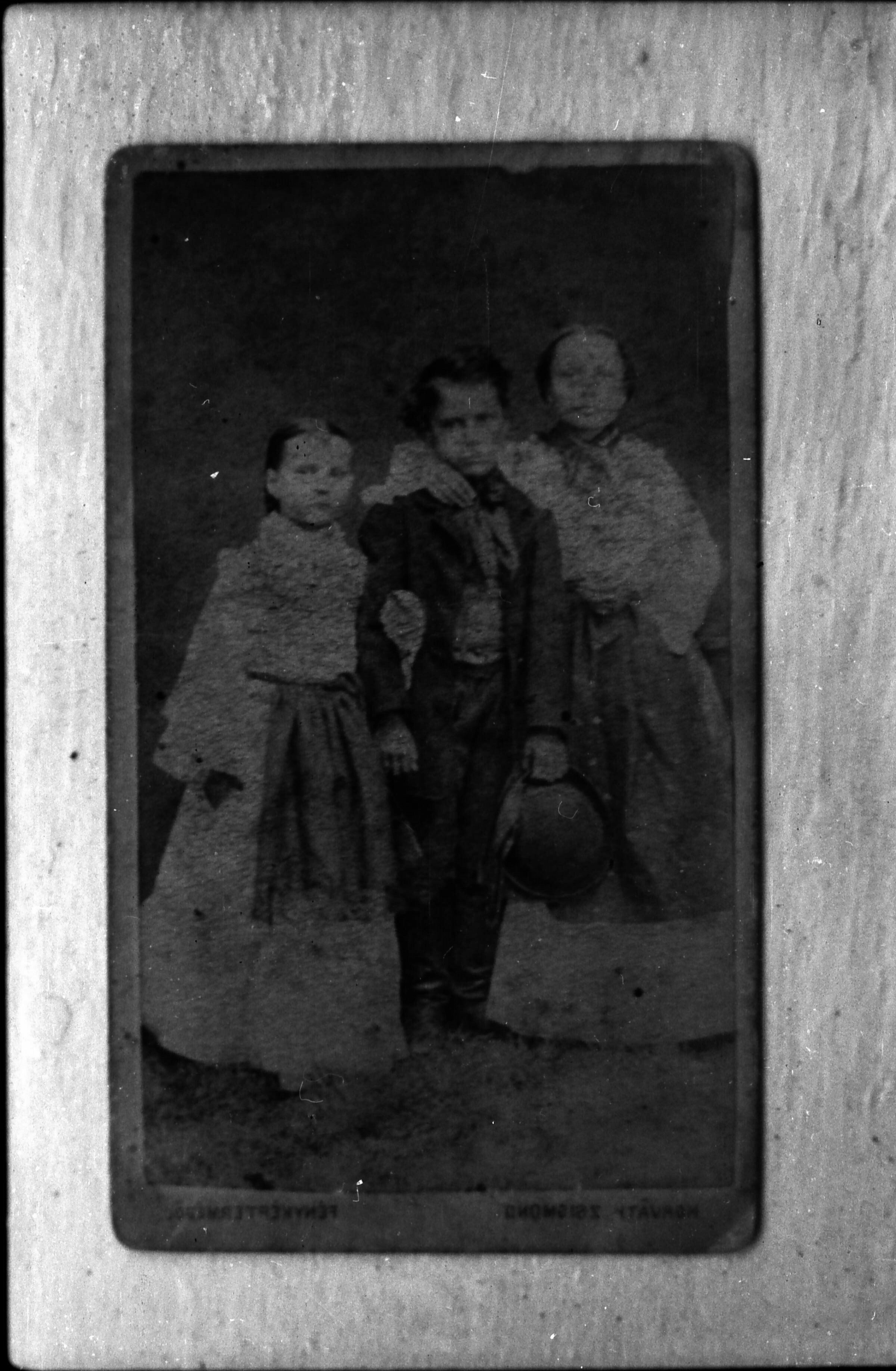 Jómódú gazda gyermekeinek fényképe, 1860-as évek. (MTA BTK Néprajztudományi Intézet CC BY-NC-SA)