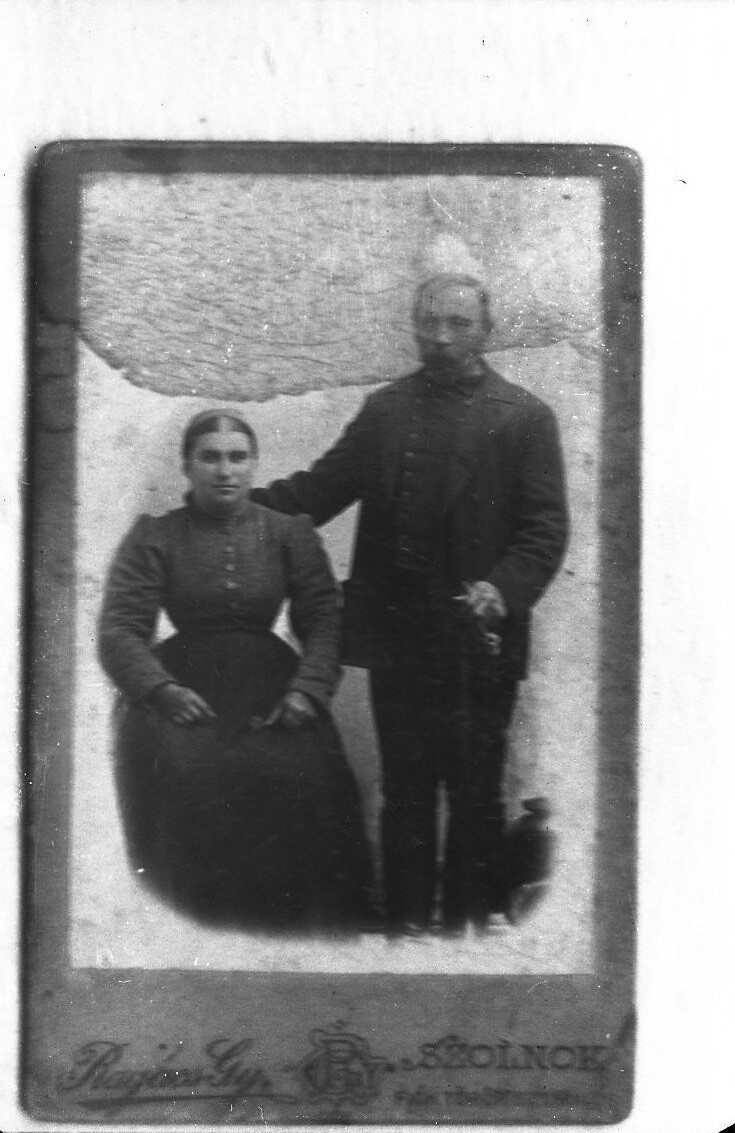 Házaspár fényképe, 1880-as évek (MTA BTK Néprajztudományi Intézet CC BY-NC-SA)