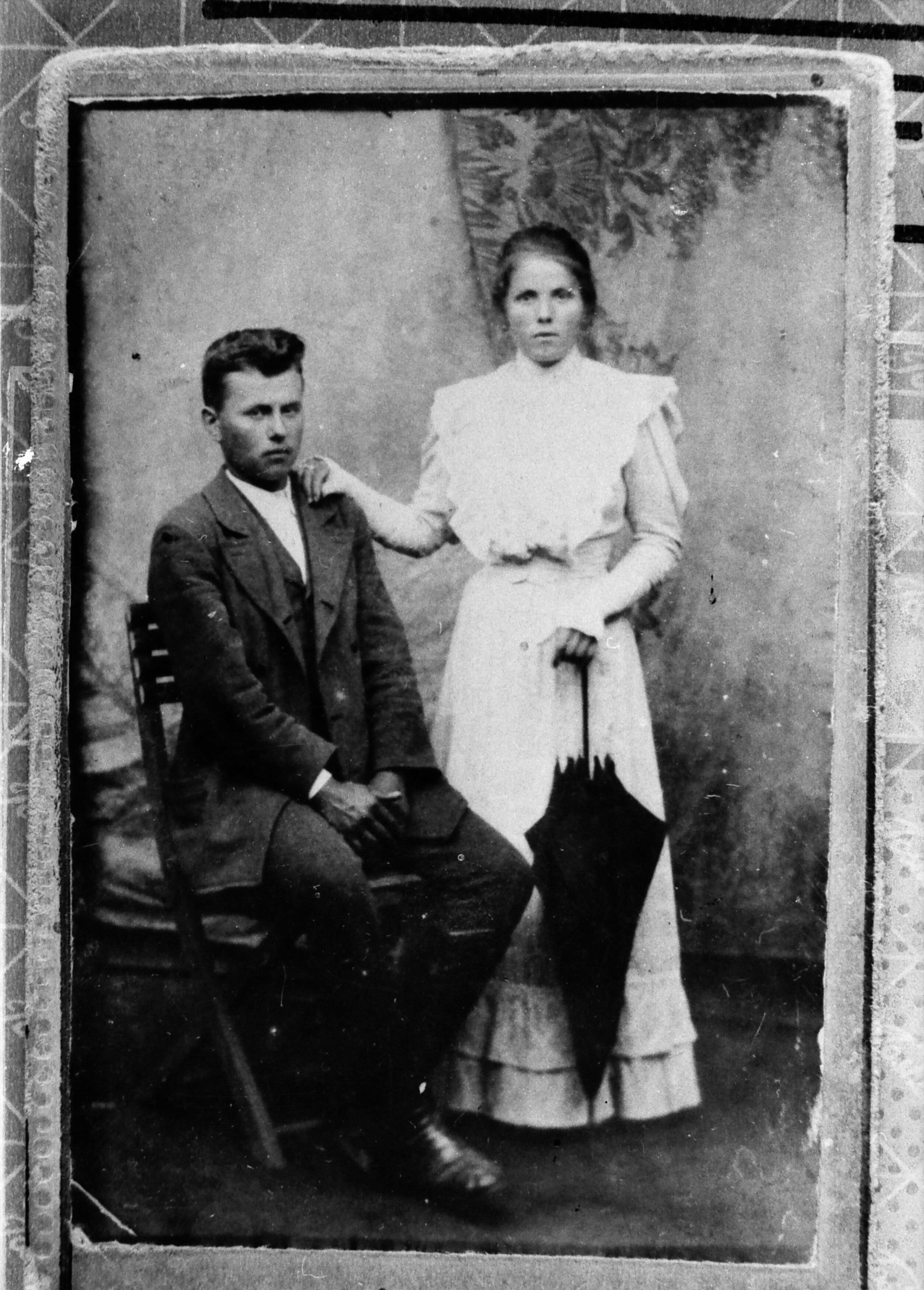 Napszámos házaspár az I. világháború idején, fénykép. (MTA BTK Néprajztudományi Intézet CC BY-NC-SA)