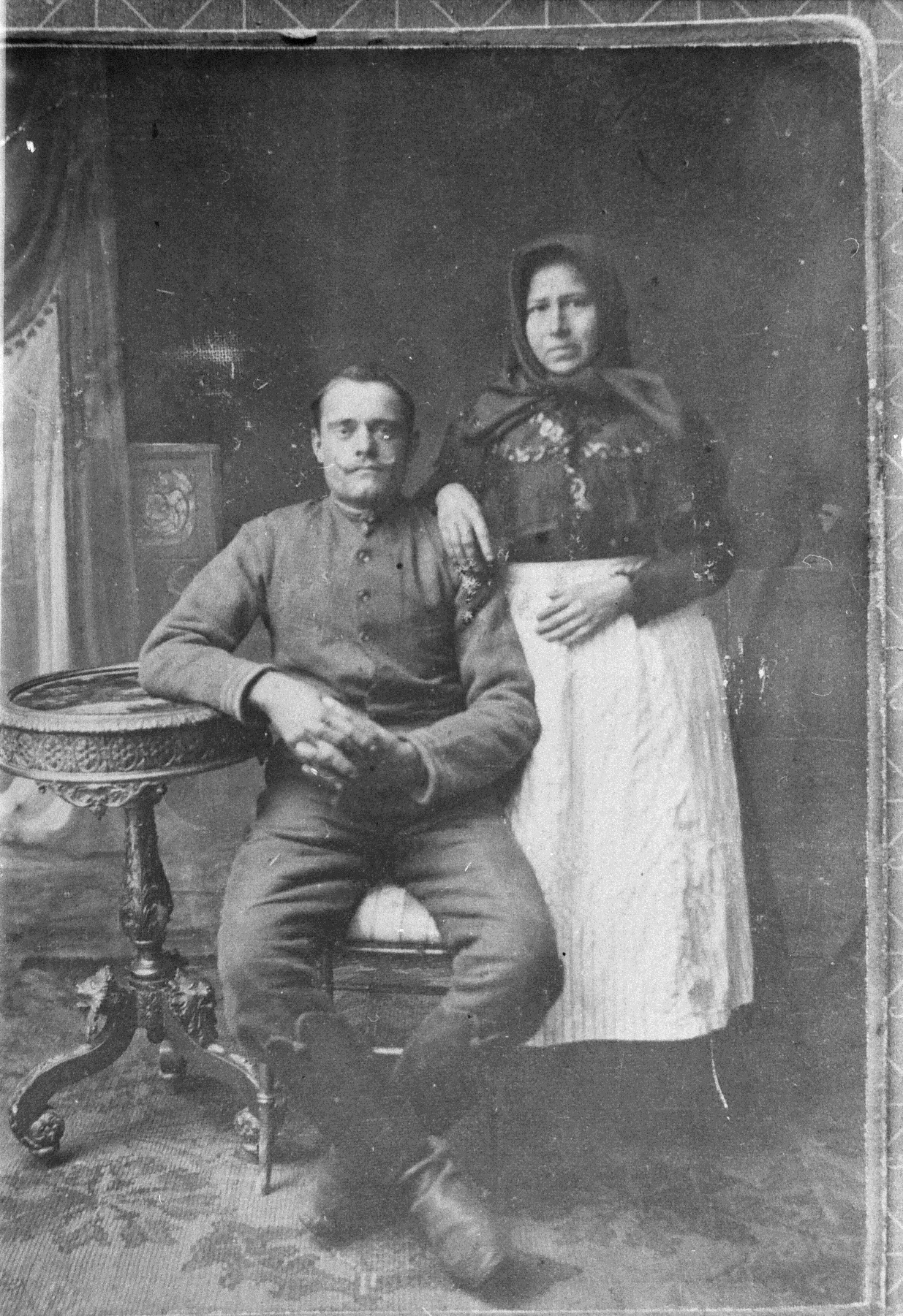 Házaspár fényképe az I. világháború idején, 10 holdas gazda, tanyája Jásziványon (MTA BTK Néprajztudományi Intézet CC BY-NC-SA)