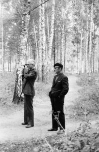 Bartha Antal és Istvánovits Márton nyírfaerdőben