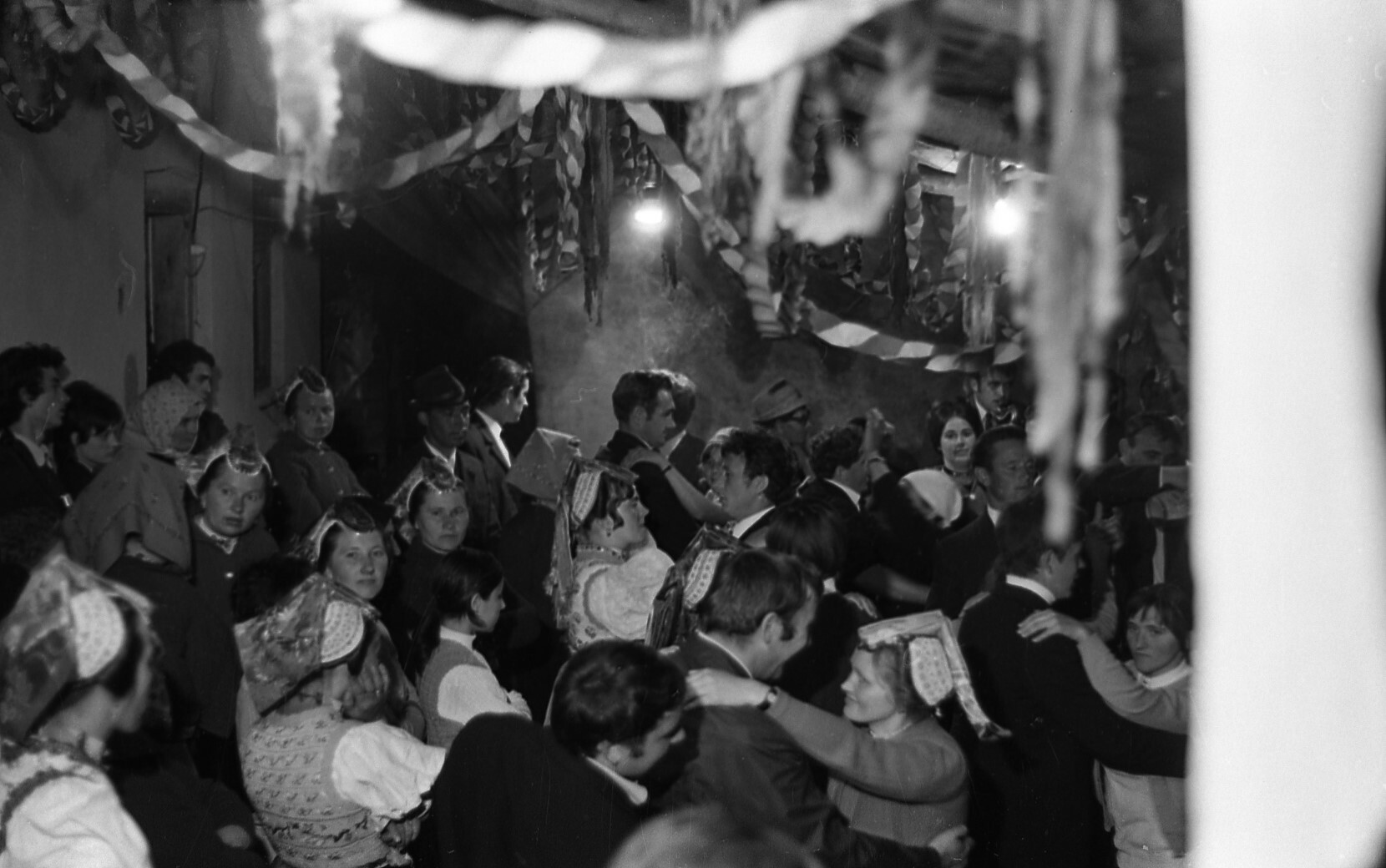 Táncoló vendégek (MTA BTK NTI CC BY-NC-SA)
