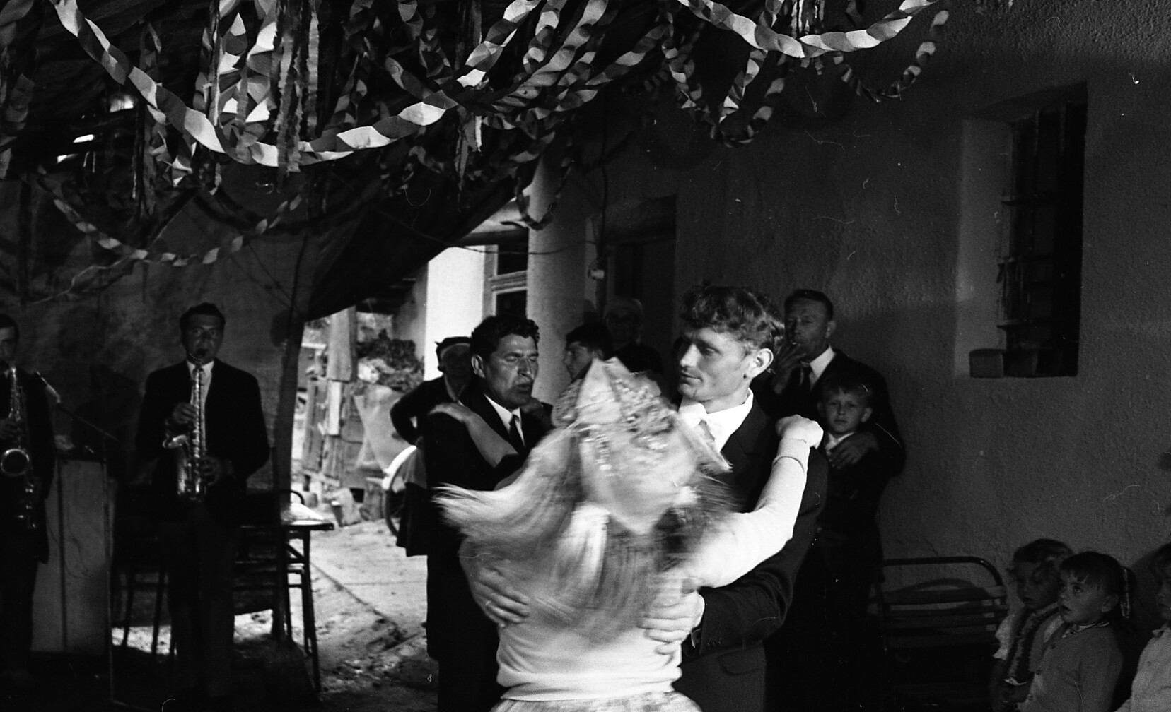 A vőlegény egy menyecskével táncol (MTA BTK NTI CC BY-NC-SA)