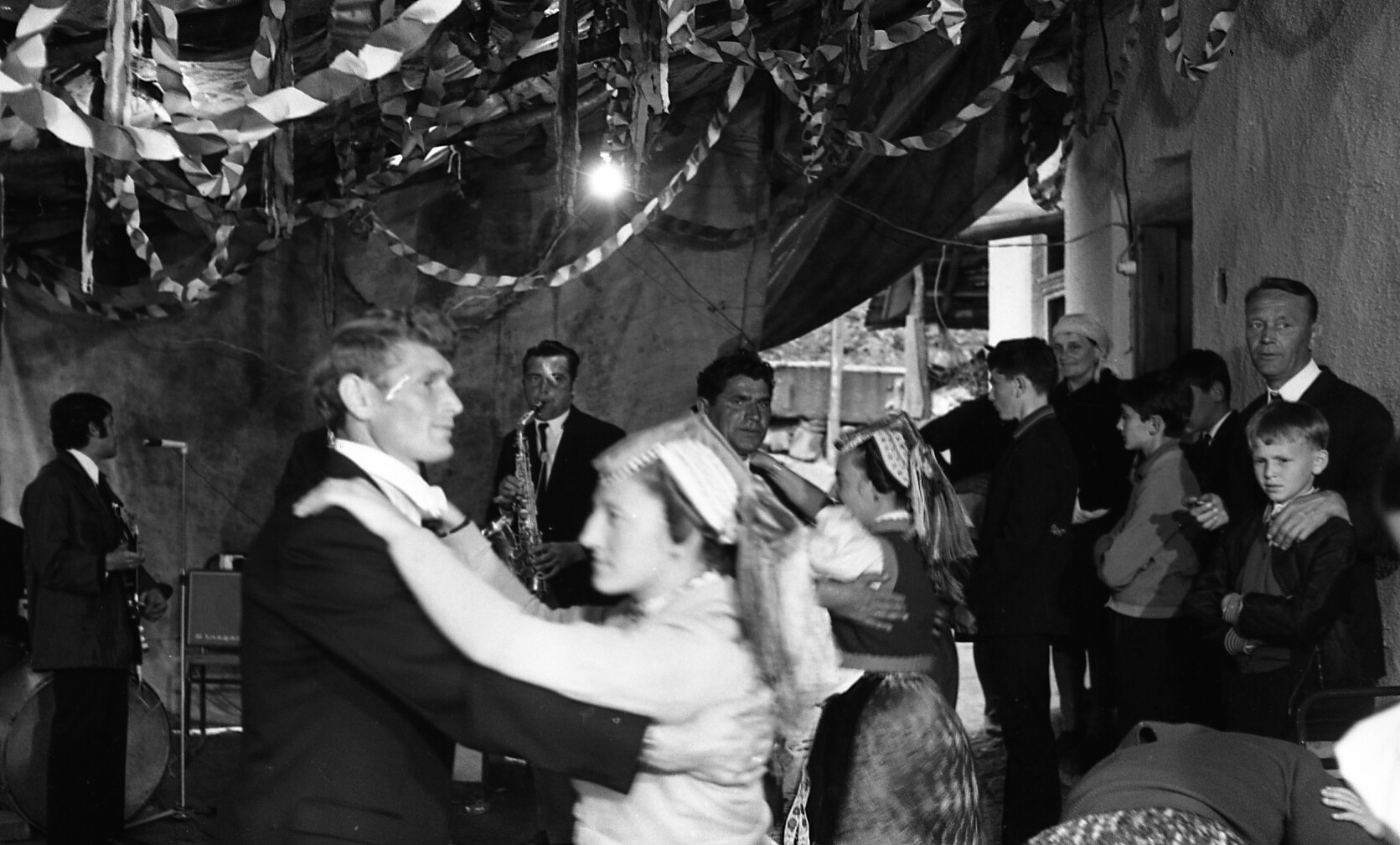 A vőlegény egy menyecskével táncol (MTA BTK NTI CC BY-NC-SA)