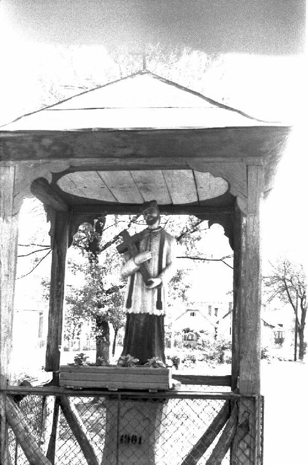 Szt. János „Jánoska” szobor. Kápolna a falu közepén (MTA BTK Néprajztudományi Intézet CC BY-NC-SA)
