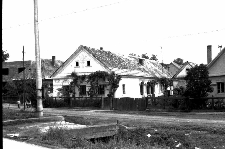 Vakolatdíszes, folyosós ház, 1882-ben épült (MTA BTK Néprajztudományi Intézet CC BY-NC-SA)