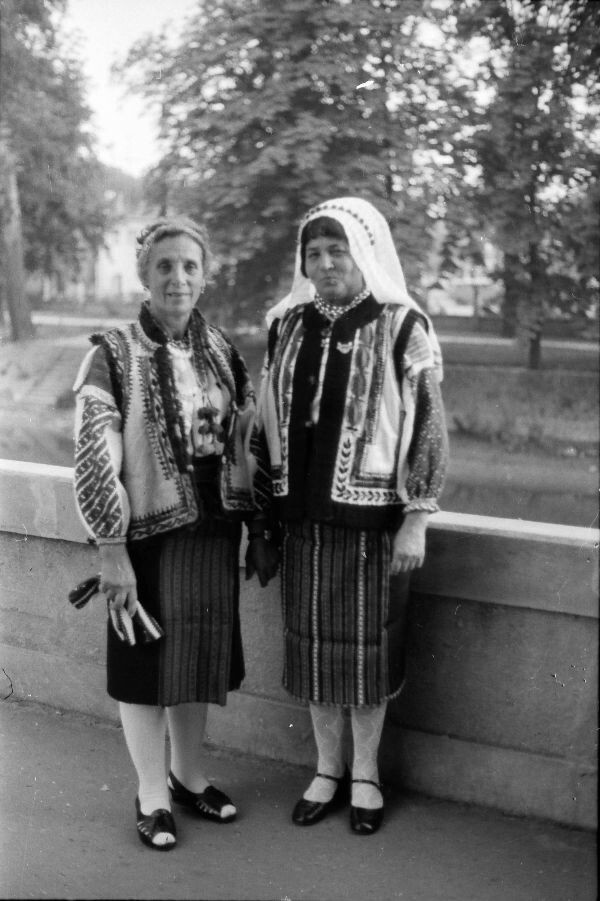 Két moldvai csángó népdalénekes, Petrics Istvánné és Gyurka Mihályné (MTA BTK Néprajztudományi Intézet CC BY-NC-SA)