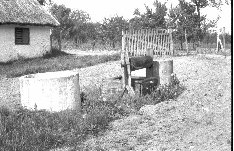 Kút. Kerekes kút, mellette cementkád, Öreg-szőllő (MTA BTK Néprajztudományi Intézet CC BY-NC-SA)