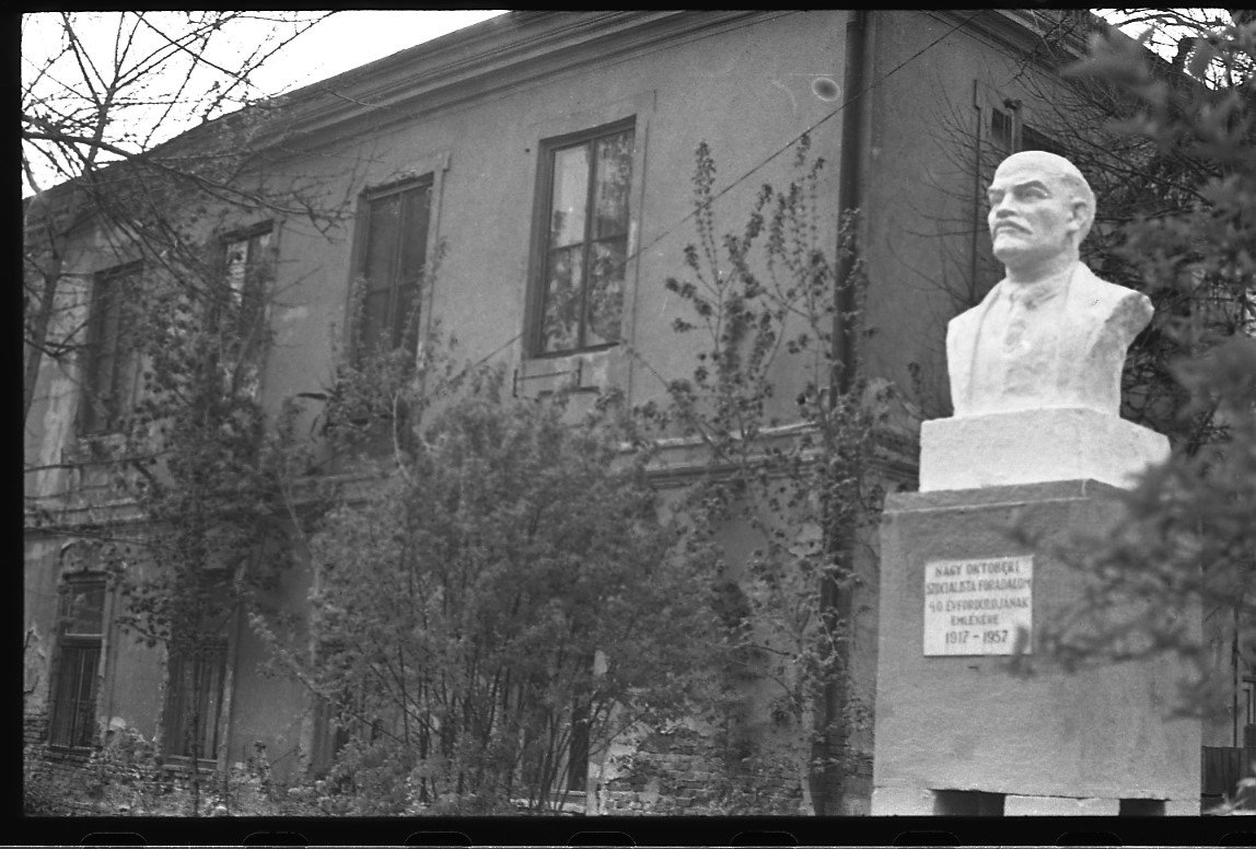 Utcakép, Lenin szoborral (MTA BTK NTI CC BY-NC-SA)