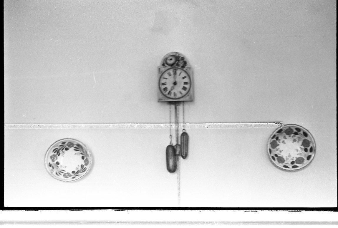 Óra és tányérok a falon (MTA BTK NTI CC BY-NC-SA)