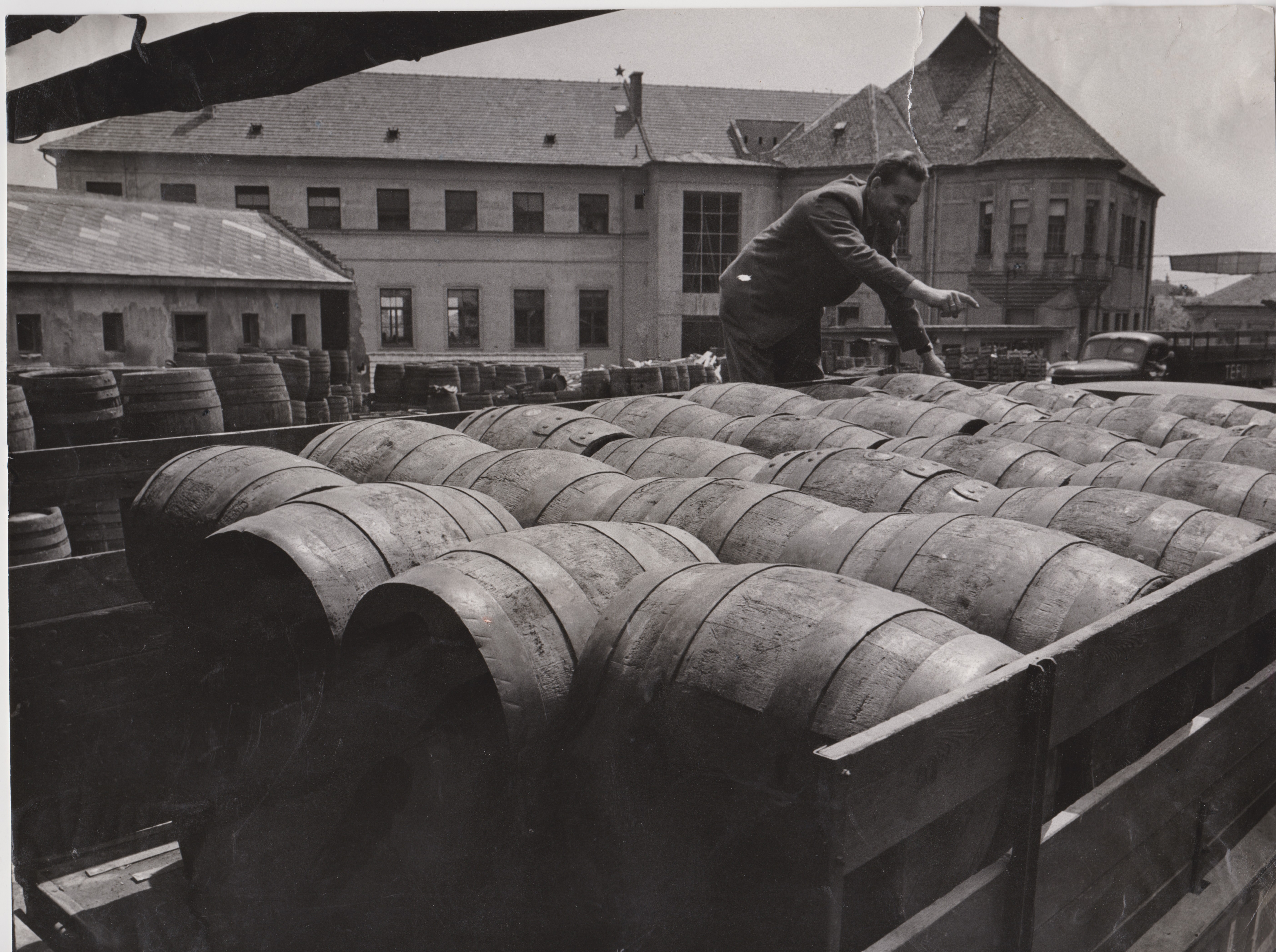 Pécsi Sörgyár - Hordó rakodás a sörgyár udvarán (Dreher Sörgyárak - Dreher Sörmúzeum CC BY-NC-SA)