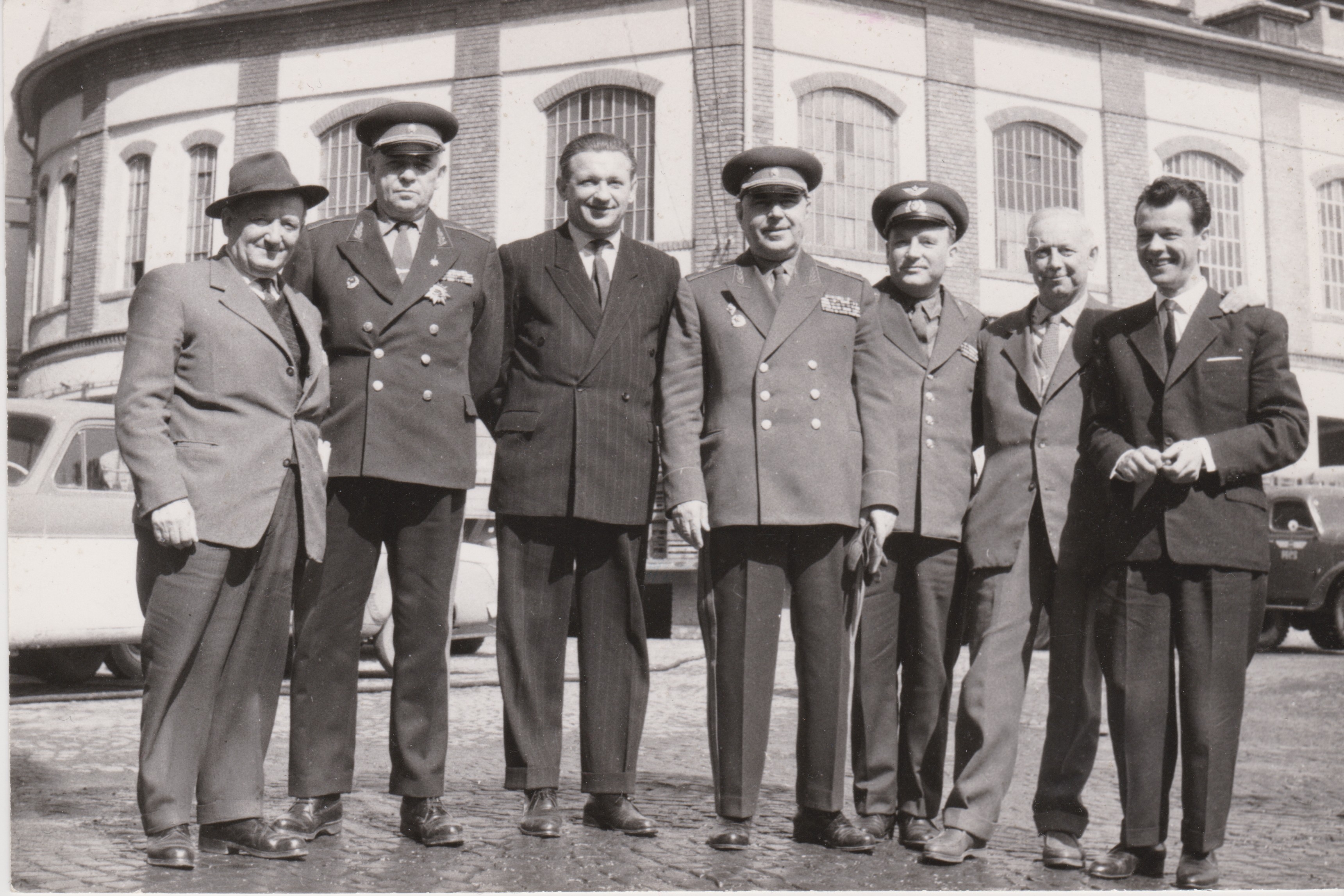 Pécsi Sörgyár - Szovjet katonatisztek látogatása a sörgyárban (Dreher Sörgyárak - Dreher Sörmúzeum CC BY-NC-SA)