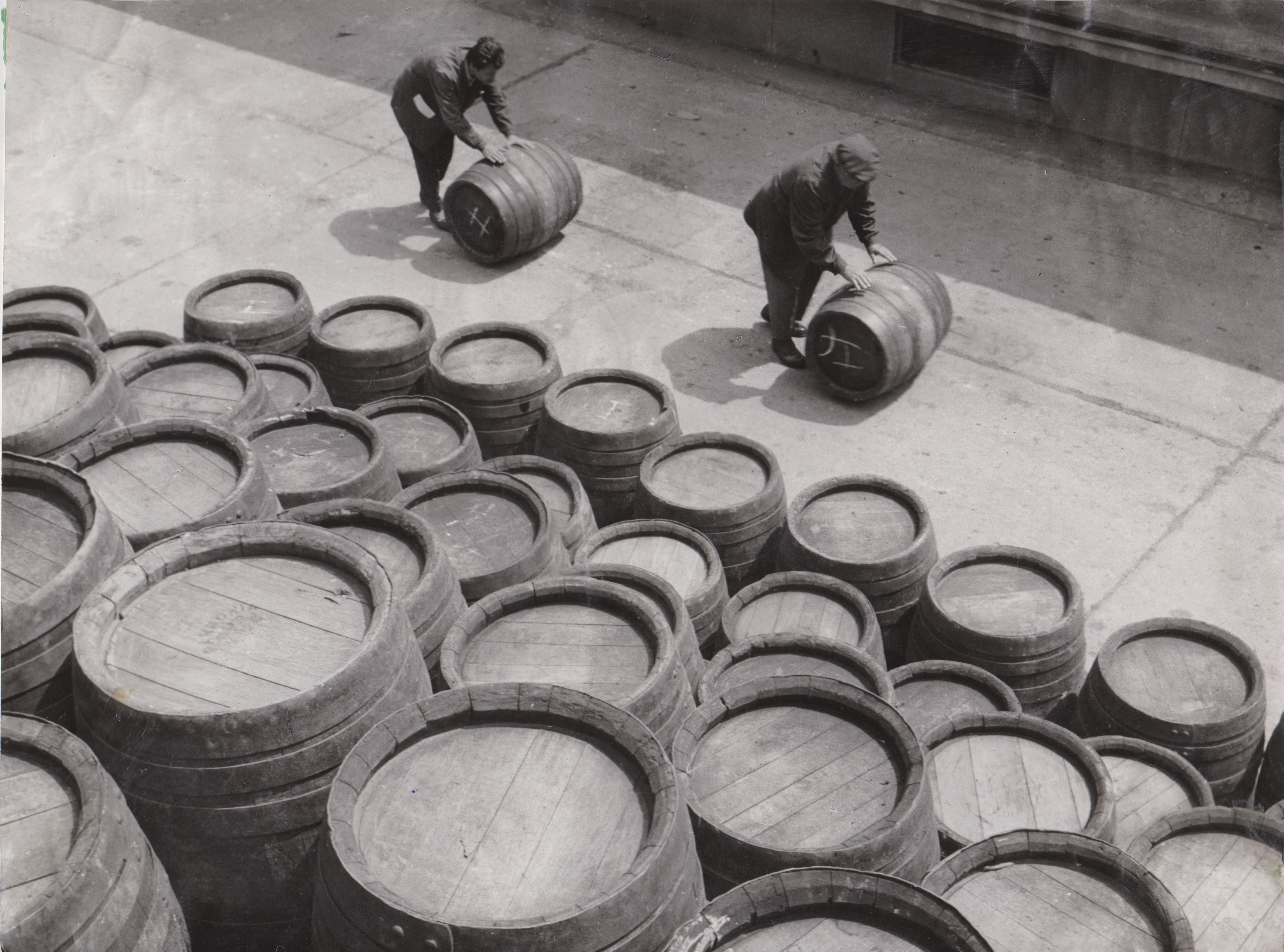 Nagykanizsai Sörgyár - Söröshordók tárolása, gurítása az udvaron (Dreher Sörgyárak - Dreher Sörmúzeum CC BY-NC-SA)