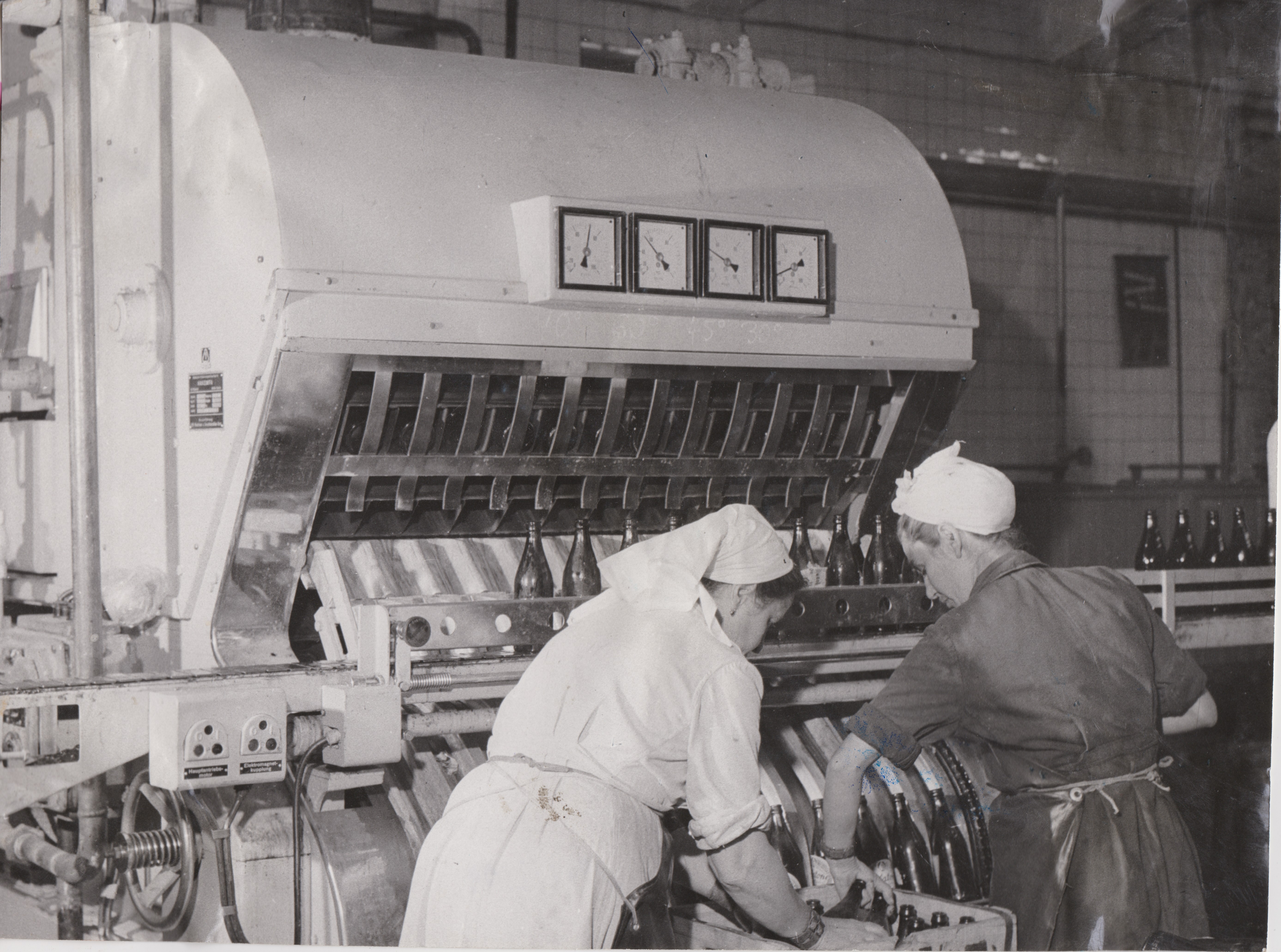 Nagykanizsai Sörgyár - Palackfejtő, munkásnők a palacmosógép mellett (Dreher Sörgyárak - Dreher Sörmúzeum CC BY-NC-SA)