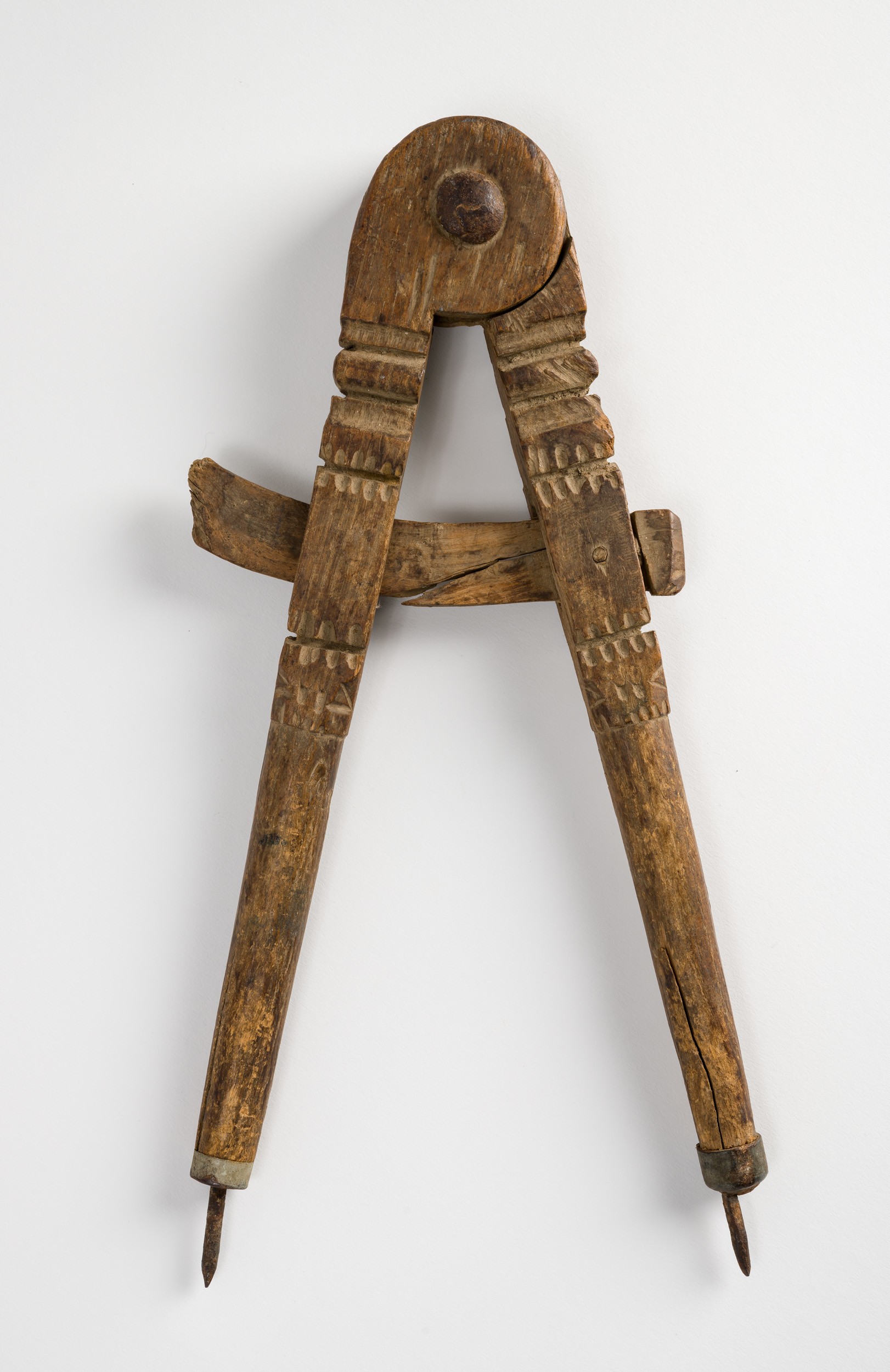 Szögmérő (faragott fa) (Hegyvidéki Helytörténeti Gyűjtemény CC BY-NC-SA)