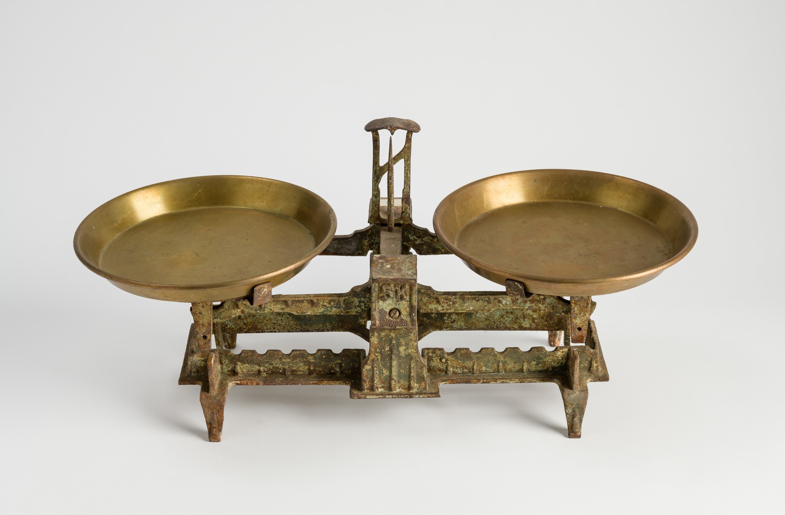 Konyhai mérleg (fém) 2 db réz tányérral és 2 db 10 dkg-s súly (Hegyvidéki Helytörténeti Gyűjtemény CC BY-NC-SA)