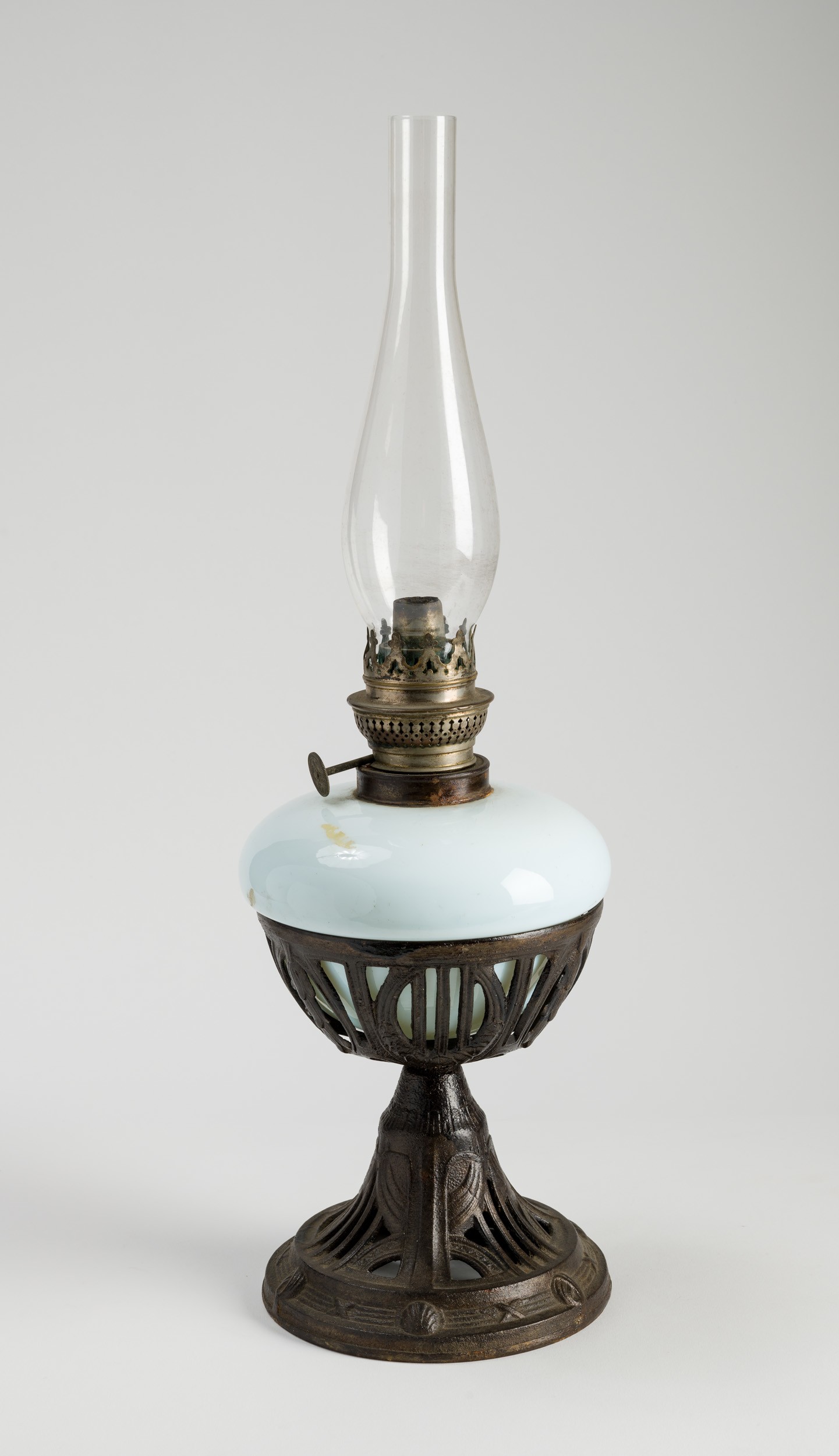 Asztali petróleum-lámpa ernyő nélkül (fém+porcelán) (Hegyvidéki Helytörténeti Gyűjtemény CC BY-NC-SA)