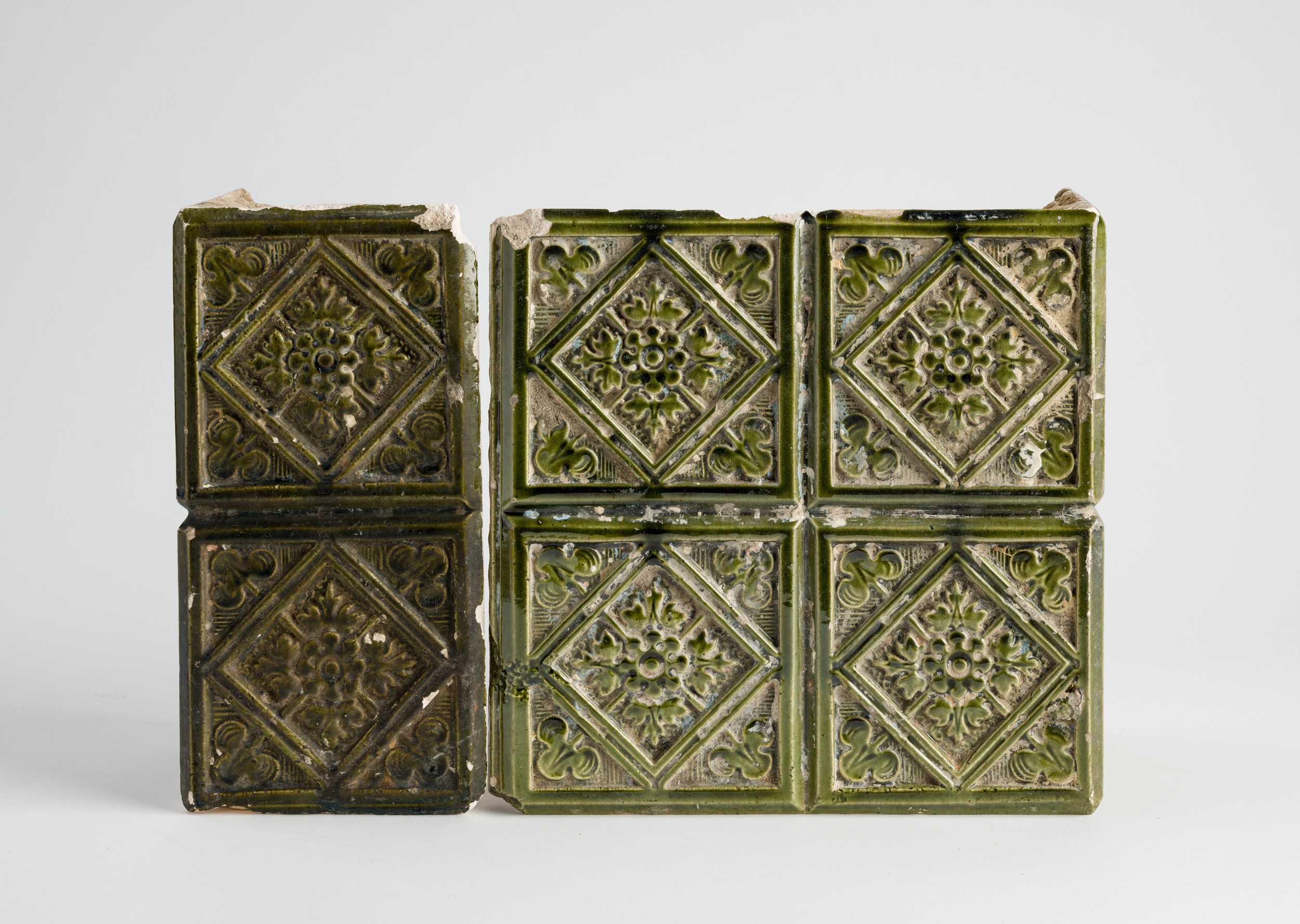Zöld kályhacsempe a XIX. sz.-ból (zománcozott kerámia) (Hegyvidéki Helytörténeti Gyűjtemény CC BY-NC-SA)