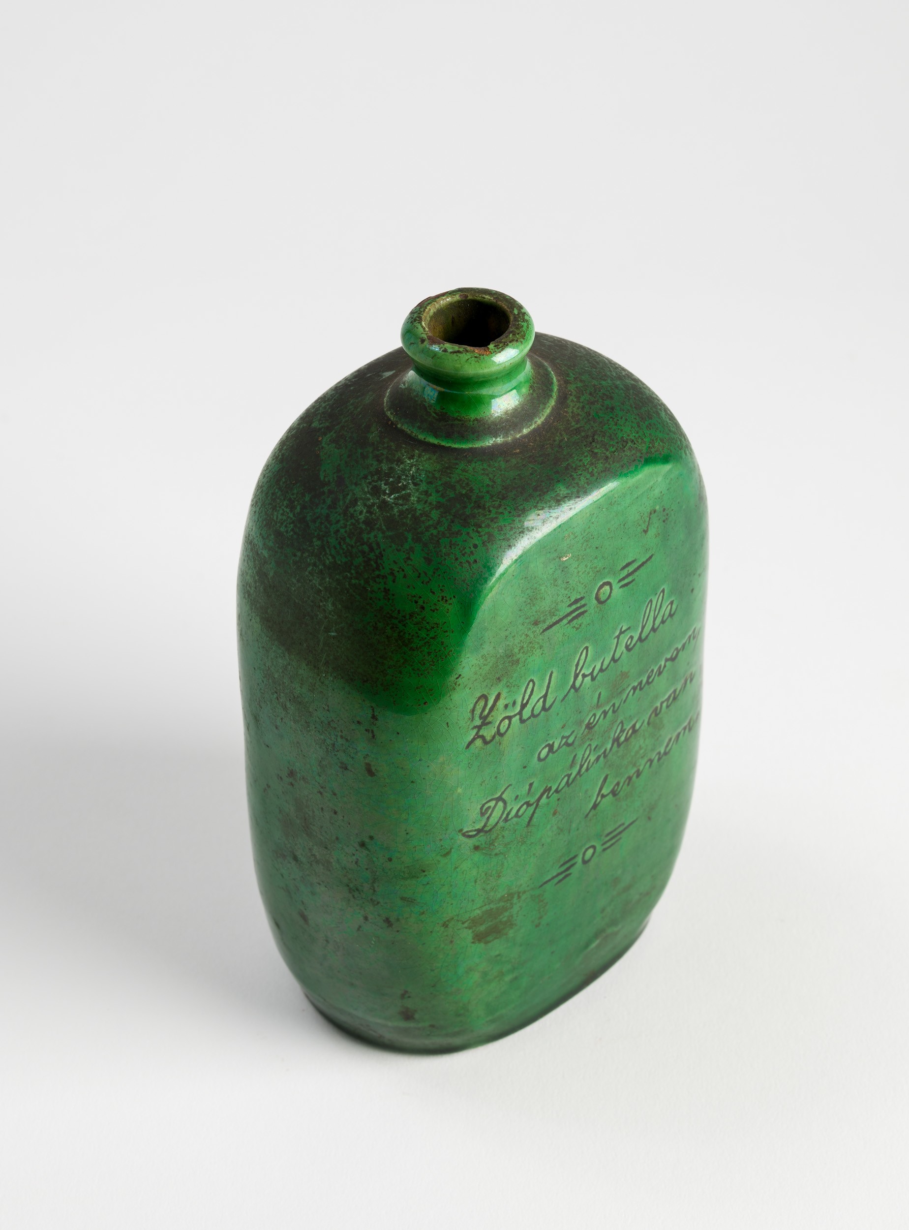 Pálinkás butilla (zöld színű, feliratos népi kerámia) (Hegyvidéki Helytörténeti Gyűjtemény CC BY-NC-SA)