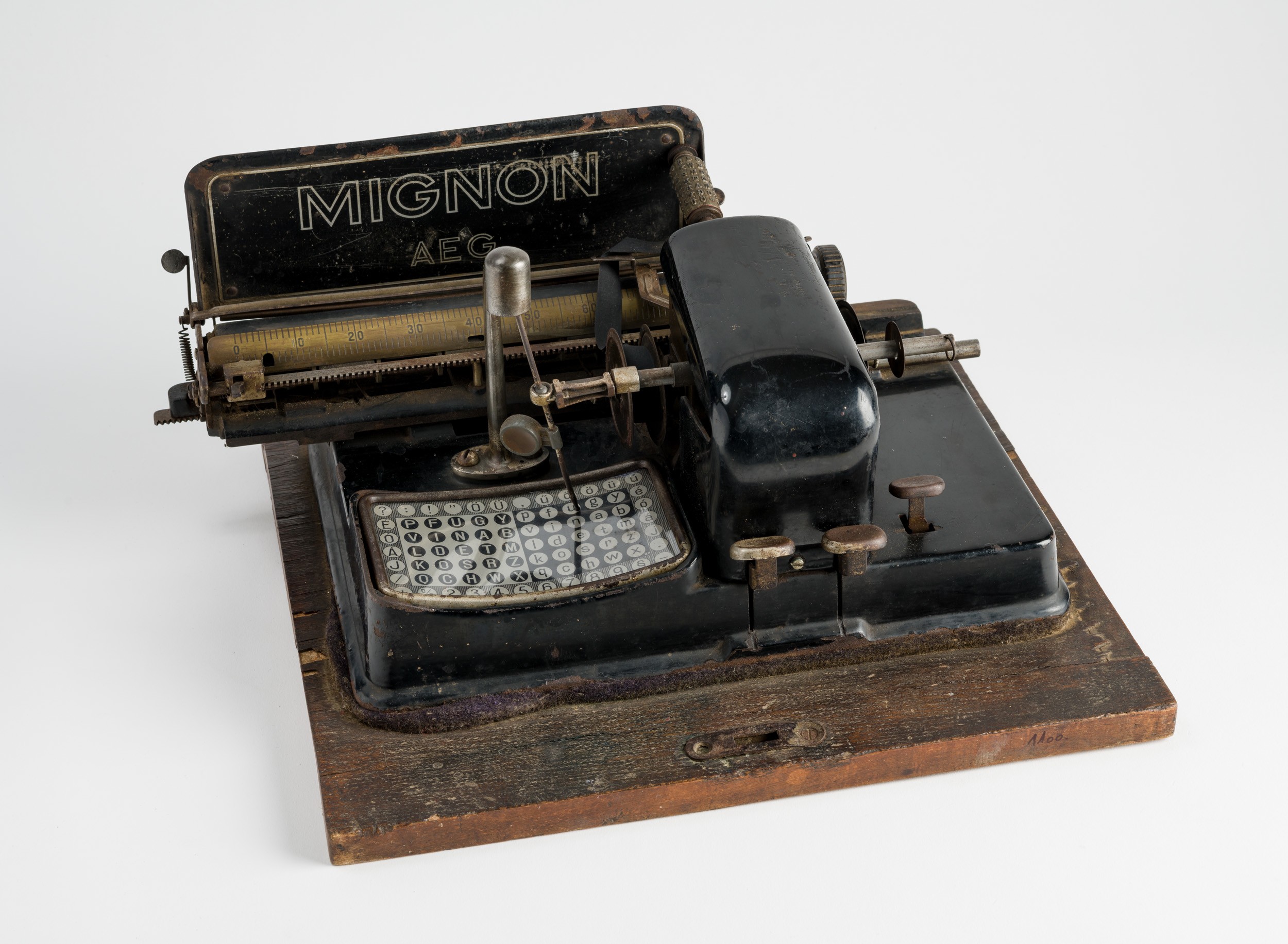 Asztali írógép (Hegyvidéki Helytörténeti Gyűjtemény CC BY-NC-SA)